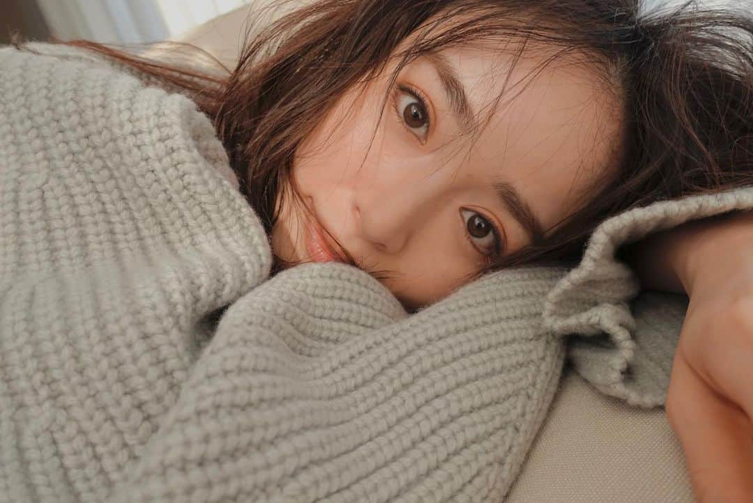 泉里香さんのインスタグラム写真 - (泉里香Instagram)「にちようび終わり。 今日も寒かったですね🌨 寒い日はニットばかり着ています🧶」1月24日 20時06分 - rika_izumi_