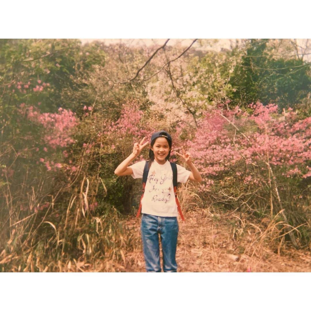 のインスタグラム：「* 勝手にはじめます #リクエストシリーズ ポストしていない写真が山ほどあるので いただいたリクエストに応じてちょこちょこ ポストしていこうというコーナー💁🏻‍♀️✨ 第一弾は、、  『若かりし頃のばんちゃん』  １枚目は小学低学年?の頃六甲山にて ２枚目は小学高学年?の頃植物園だったかな？ ３枚目は小学生の頃飼っていたコザクラインコちゃん 首元が暖かかったのかいつもここにいたの🥺❤️」