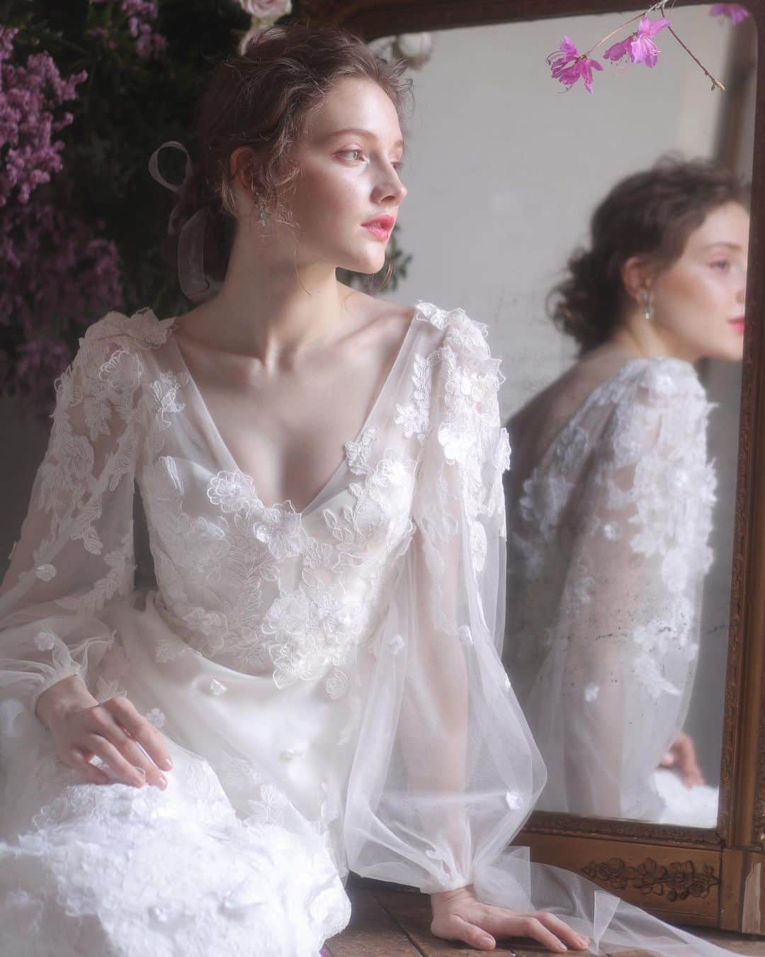 FioreBiancaのインスタグラム：「*﻿ "Elizabeth Fillmore" CECILY﻿ ﻿ たっぷりと施されたフラワーモチーフが﻿ なんともロマンティックな1着﻿ ﻿ 動きに合わせて揺れ動く袖口のリボンが﻿ 花嫁の可憐さを際立たせます﻿ ﻿ 天使のようなオーラをまとう繊細なドレスで﻿ ゲストの視線をさらって﻿ ﻿ *﻿ *﻿ *﻿ @fiorebianca_wedding  @efbridal  #elizabethfillmore  #fiorebianca_wedding﻿ #fiorebianca﻿ #weddingdress﻿ #エリザベスフィルモア  #ロングスリーブドレス #フィオーレビアンカ﻿ #ドレスショップ﻿ #ウエディングドレス﻿ #ウェディングドレス﻿ #フラワーモチーフドレス  #お色直しドレス﻿ #ドレス試着﻿ #ドレス選び﻿ #ドレス探し﻿ #ドレス迷子﻿ #プレ花嫁﻿ #2021冬婚﻿ #2021春婚﻿ #2021夏婚﻿ #2021秋婚」