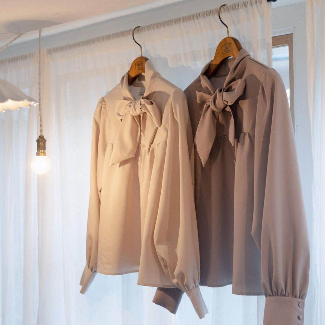 のインスタグラム：「.﻿ LEBECCA boutique﻿ Original New Arrival🕊﻿ ﻿ 誌面を彩るリボンブラウス﻿ ¥8,900(tax in)﻿ ﻿ 🎪ラフォーレ原宿店﻿ 1/25 11:00〜﻿ 📲WEB STORE﻿ 1/25 21:00〜﻿ ﻿ ﻿ #誌面を彩るリボンブラウス﻿ #LEBECCAboutique」