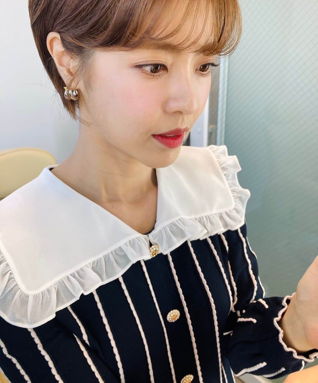 イ・ユンジのインスタグラム：「이런얼굴 남겨놔야지. #내꺼같은내꺼같지않은너  일마치고 집에가는길 #오늘#감사하다그런생각이듭니다#마음편하게일하고오라는가족들#언제나베스트를위해대충이없는언니들#내맘처럼같이눈물짓는스텝들#네맞아요#그대감사합니다」