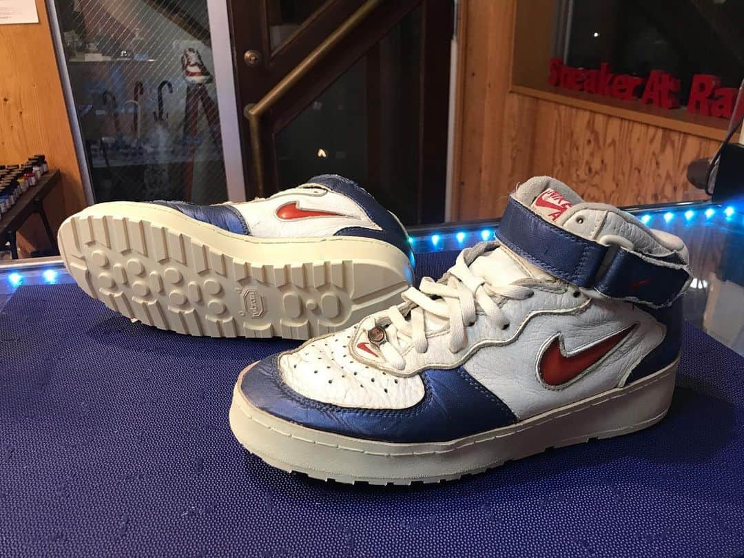 のインスタグラム：「NIKE AIR FORCE 1 MID INDEPENDENCE DAY  97年製のエアフォース1  MID。 オリジナルのソールは硬化して割れてしまった為、オールソール交換で修理。 見た目はオリジナルと変わりますが、 ミッドソール部分はレザーをあてて修理しました。  ご依頼ありがとうございました。  #airforce1 #nike ＃97年製#エアフォース1 #airfoce1mid #スニーカー好き#スニーカーアトランダム #スニーカー #スニーカー修理 #修理職人 #市川 #本八幡 #大阪 #心斎橋 #sneakeratrandom #sneaker #shoestagram #repair」
