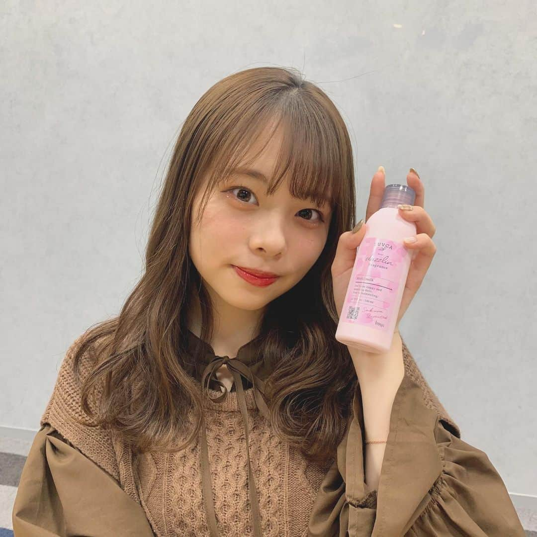 河本景さんのインスタグラム写真 - (河本景Instagram)「期間限定　LUVCA✖️dazzlinのサクラフレグランスマルチミルク🌸🥛  ナチュラルにまとめ髪が作れちゃいます😌 しかも髪の毛からボディーまで、保湿できるの！  さくらの香りがいい匂いで、春が待ち遠しくなる🤤🤤 簡単に濡れ髪が作れるオイルタイプも同時発売です🌸🌸 どちらも数量限定なので、気になった方はお揃いお早めに🤍  #PR #LUVCA #スタイリング　#スタイリング剤　#ボディミルク　#ヘアオイル　#濡れ髪　#hoyu #dazzlin #🌸」1月24日 20時17分 - onkeikein