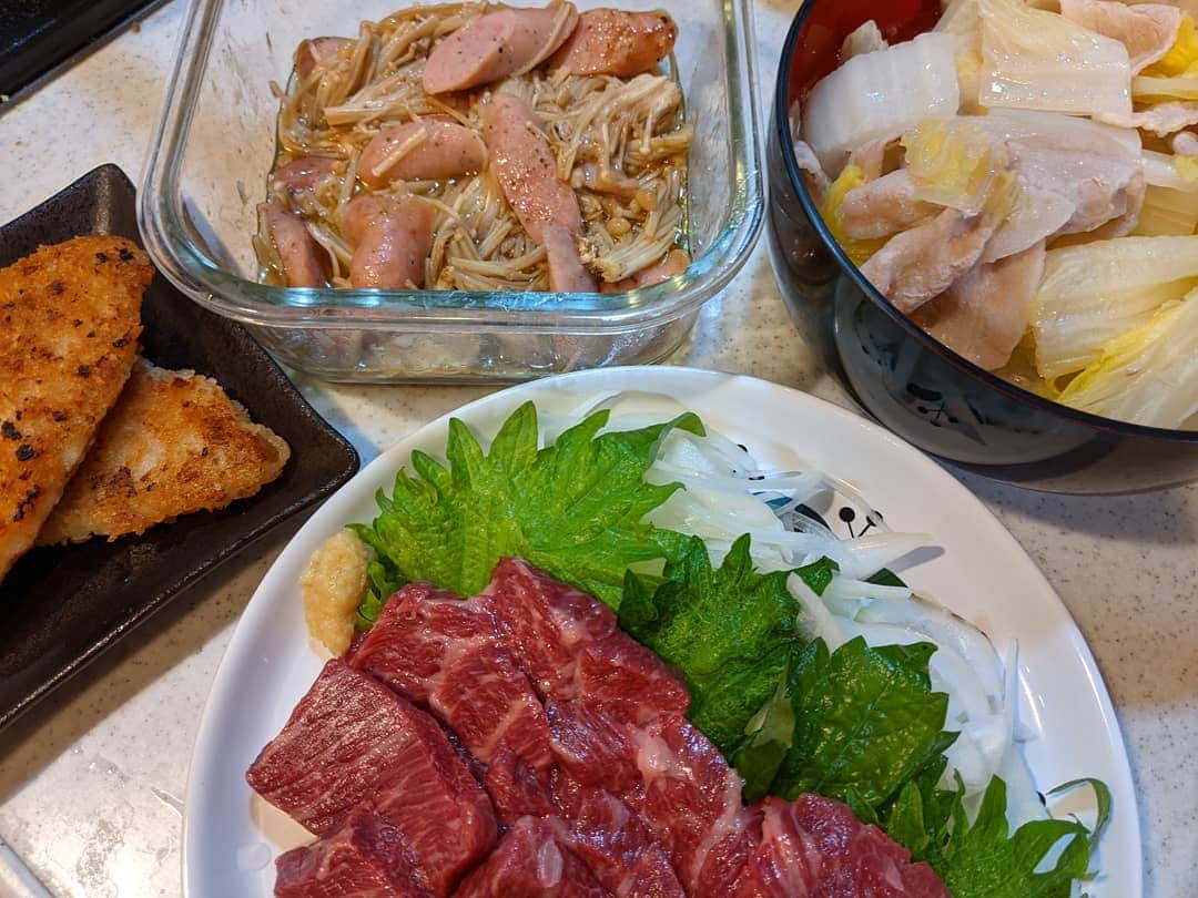 山部朱里のインスタグラム：「. . 【今日は熊本の馬刺しを食べるって決めてた】 ①熊本の馬刺し 贅沢に厚切りに。おろししょうがにんにく大葉にたまねぎも。小さい頃から馴染みがある甘いタレにつけて。弾力があってタレに負けない甘みがとても美味しかったです。鉄分鉄分って頭の中でつぶやきながらいただきました。 ②でました、箸休めの揚げ物 白身フライ ③えのきペペロンチーノ風 レンジにおまかせ！オリーブオイルお醤油にんにくチューブお好きな塩コショウで。レモンバジルのウインナー使ったら風味が良くてさっぱりしておいしい。はあおいしい。 ④白菜豚肉鍋風 風多い(笑)ハナマサのハマグリ出汁のもとを使っていつも作る簡単鍋風。ポン酢で食べます！いつもはにんにくチューブとバターもいれてます！ . ' #おうちごはん #ごはん #おかず #料理 #簡単ごはん #メニュー #自炊 #レシピ #簡単料理 #熊本 #馬刺し #株式会社フジチク #美食 #えのきレシピ #ウインナー #レンジ #調理 #家庭料理 #フリーアナウンサー #子育て #年子 #育児 #男の子ママ #兄弟 #夜ご飯 #食いしん坊 #そろそろ体重計とにらめっこ」