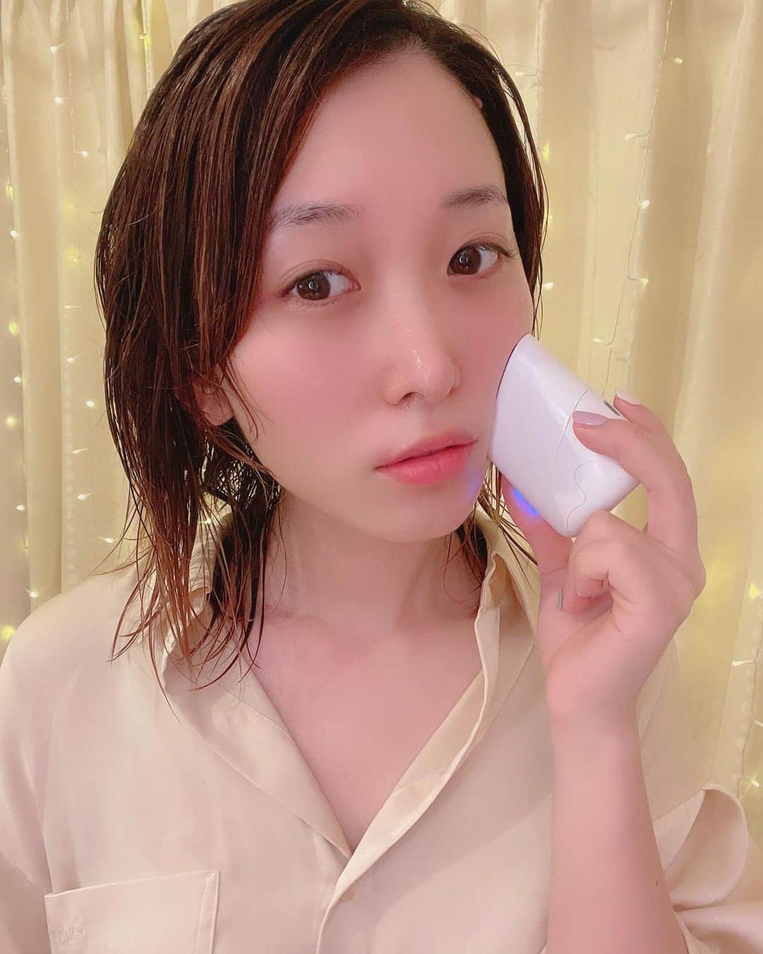 くまみきのインスタグラム：「久々にナイトルーティーンの動画をアップしました🌝💛﻿ 最近はおこもり美容がんばってるよ〜💪🥳﻿ ﻿ ここ1ヶ月くらい、【MAKEON】スキンライトセラピーⅡを使わせてもらっていたのですが、とにかくコンパクトで軽くてお手軽！﻿ 美顔器を使うことへのハードルがぐっと下がって、毎日使うようになりました☺️﻿ 診断モードで今の肌の状態がわかるんだけど、毎日違う結果が出て占いみたいで楽しいの😳！﻿ 結果に合わせてそのままケアできるのも簡単だし、肌がいい感じになった気がしています✌️✌️✌️﻿ YouTubeでは最近のスキンケアと合わせてどんな感じで使ってるか紹介してるのでぜひチェックしてみてね〜🥰﻿ ﻿ AMOREPACIFIC楽天モールで期間限定で美顔器セールを行っています💛要チェック〜🥰!!﻿ AMOREPACIFIC楽天モール:https://www.rakuten.ne.jp/gold/amorepacific/ スキンセラピーⅡ (2021/1/24 20:00~2021/1/25 9:59) 19800円→16800円, 3000円OFF + ポイント10倍 サーモウェーブアイリフト(2021/1/24 20:00~2021/1/28 1:59) 22500円→18500円, 4000円OFF＋ポイント10倍﻿ ﻿ #AMOREPACIFIC #AMOREPACIFIC楽天市場店 #メイクオン#makeon美顔器 #PR #ナイトルーティーン #スキンケア #美顔器 #韓国コスメ」