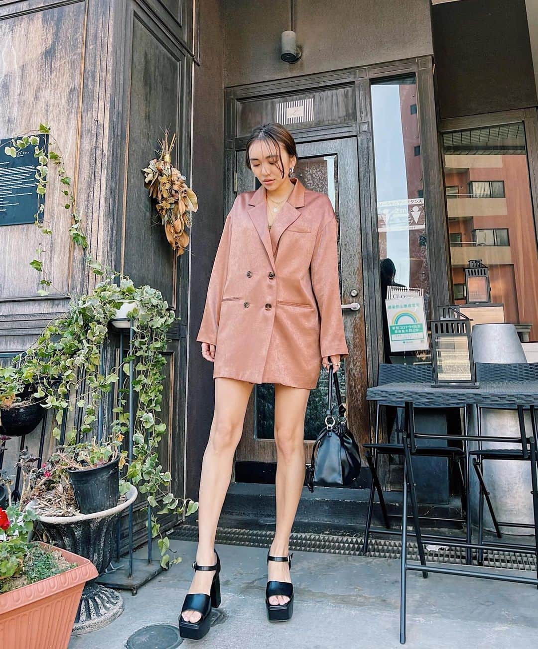 佐々木彩乃のインスタグラム：「BIGシルエットのジャケット！ ワンピース風にも着れちゃう✌️ サテン生地だけど光沢が控えめなので着やすいです❤️」