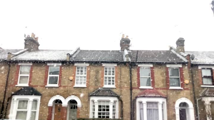 のインスタグラム：「First London snowing in 2021😍❄️So pretty!」