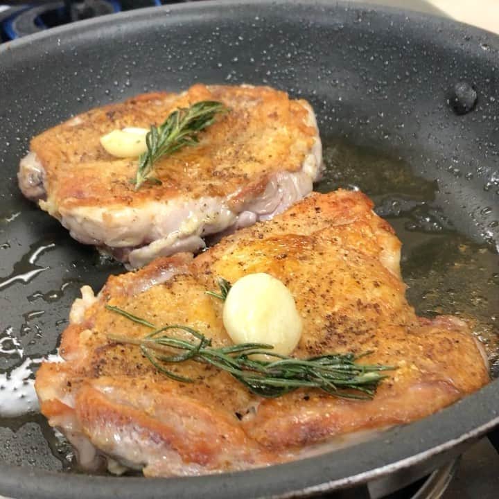 札幌ベルエポック製菓調理専門学校【公式】のインスタグラム：「オープンキャンパスレポート🍽  フード体験は ベル風チキンソテー😋✨  自宅で活かせる技術 鶏肉を美味しくジューシーに焼く 方法を松村先生が伝授👏💕  来週はシーフード🦐パエリア🥘 ベルエポックの オープンキャンパスは 毎週開催‼️オンラインでの 参加もOK🙆‍♀️ ご予約お待ちしております💖  🌟お年玉企画🌟 北海道のおいしいと卒業生を応援📣 必ず当たる「大抽選会」は 来週ももちろん開催中🙋‍♀️ 来校されるみなさん、お楽しみに💖  #ベルエポック  #おでかけ授業 #特別授業 #業界直結 #プロから学ぶ #本物 #学び #製菓  #調理  #カフェ  #製菓調理専門学校ベルエポック #衛生管理  #食材教育 #札幌ベルエポック製菓調理専門学校 #いろいろな体験と #たくさんの出逢い #可能性が広がる #ベルエポック #学ぶ #身につく #技術 #instagram #新年 #進路選び #オープンキャンパス」