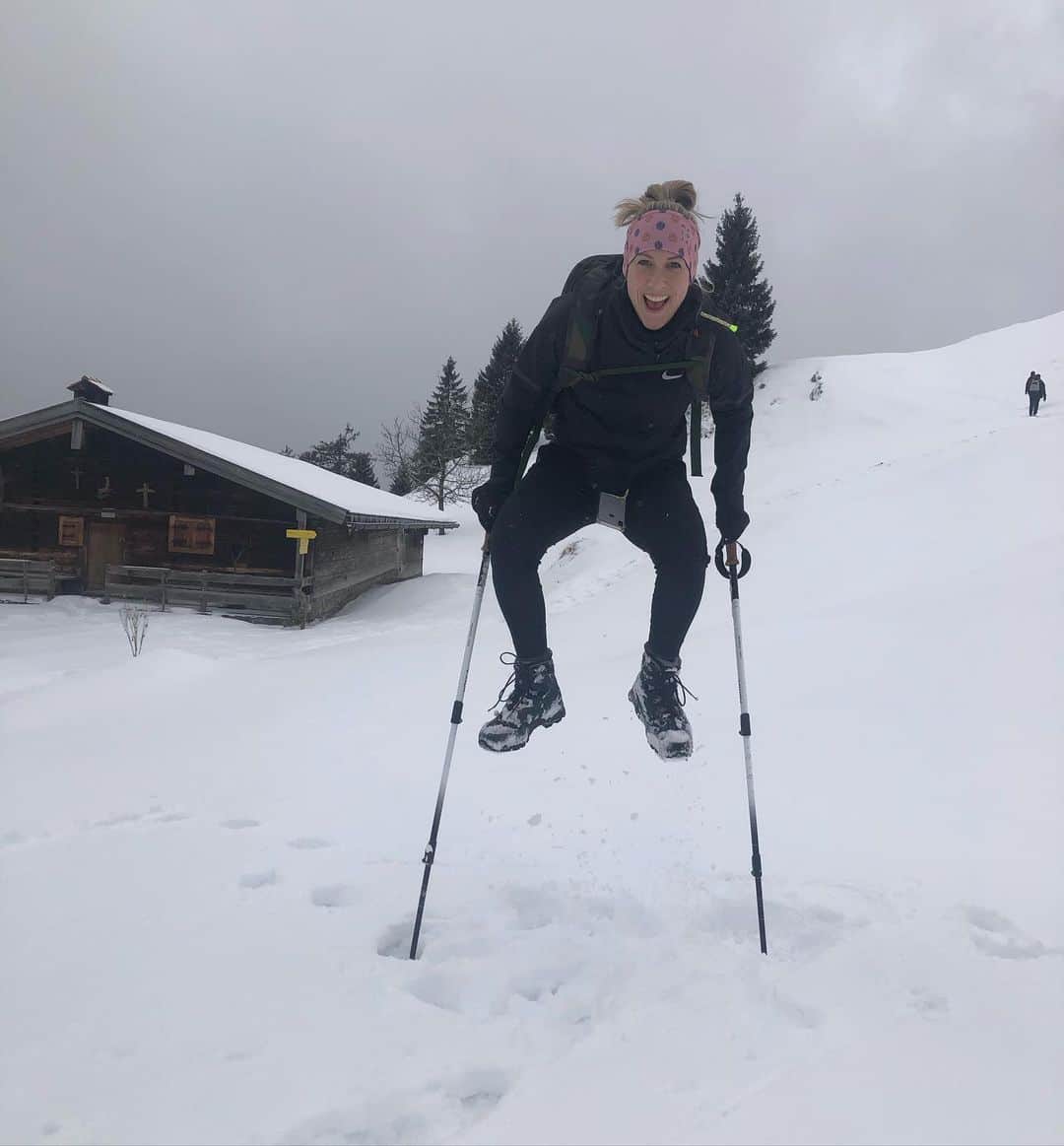 Verena Faisstのインスタグラム：「Happy Sunday 🌫 E bissle neblig und viel Schnee aber sonst ne wahnsinns Gaudi 🥾✌🏼♥️ #dieschweers #aufemberg #mitgrödel #imtiefschnee #freudensprung #happygirl #schönensonntag #tschüss」