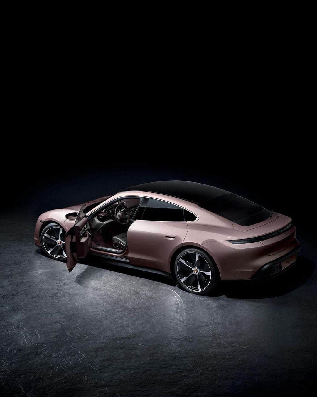 Porscheさんのインスタグラム写真 - (PorscheInstagram)「Open the doors to a new, all-electric, rear-wheel Taycan. The extension to the range promises more dynamism - from its choice of two batteries, to purist design. Link in bio to discover more. __ Taycan: Electricity consumption combined: 28,7 – 26,2  kWh/100 km; CO2 emissions combined: 0 g/km I https://porsche.click/DAT-Leitfaden I Status: 01/2021」1月24日 20時13分 - porsche