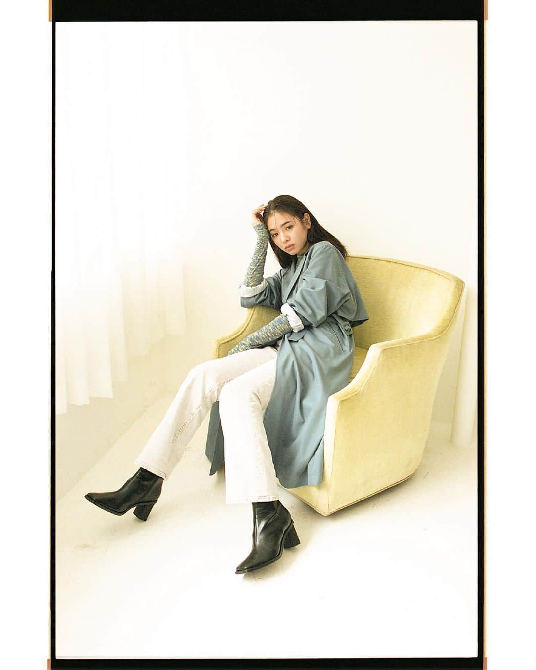 のインスタグラム：「New spring with trench coat mayuu yokota _____________________________________________ 袖を通すだけで、気持ちを新たな季節へと誘うトレンチコート。 スタンダードなワードローブだからこそ、ほかにはない特別な一枚を見つけたい。 今年はトレンチコートを構成する要素の中でも重要なボタンをあえて外し、ミニマルなデザインに仕立てることで、よりモードでエレガンスなムードに。 イノセントな空気感はそのままに、垣間見せる大人の表情で魅了するモデル・横田真悠が着こなします。  SHEL'TTER WEBSTORE・ZOZOTOWNにて先行予約発売中 SLY店舗1/29(FRI)入荷予定 ☑︎TRENCH GOWN (030ESY30-0810) BLU,KHA,GRY,BEG ¥12,000+tax  SHEL'TTER WEBSTORE・ZOZOTOWNにて先行予約発売中 SLY店舗2月発売予定 ☑︎MIX COLOR HG TOPS (030ESM70-0680) M/YEL,M/BLU ¥6,000+tax  全てSHEL'TTER WEBSTORE・ZOZOTOWNにて先行予約発売中 SLY店舗1/29(FRI)入荷予定 ☑︎Connor HW FLARE PT-E (030ESR12-2570) L/BEG ¥12,000+tax  ☑︎RIMMED ANKLE HIGH BOOTS (030ESA55-0640) BEG,BLK ¥13,000+tax _____________________________________________ #SLY #SLY_fav」