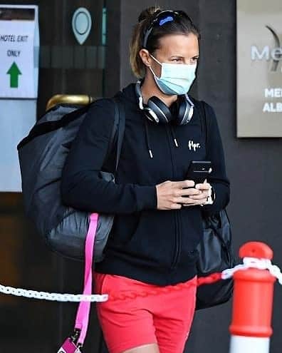 キルステン・フリプケンスのインスタグラム：「Made it through to the 2nd week of Melbourne 👌💪🦘 🙃  #australianopen」