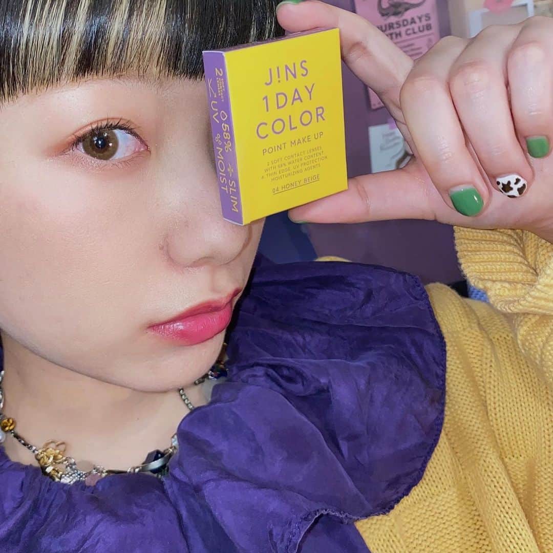 相羽瑠奈さんのインスタグラム写真 - (相羽瑠奈Instagram)「JINSから発売中の大人カラコン 👁 パッケージかわいすぎる！お皿に乗せて撮ってみた📚  まだ全部は試してないのだけど、今のところつけた中でお気に入りは 手前 (つけてる写真は2,3枚目) の DEEP BEIGE かな 🥯ナチュラルに盛れるの求めてたー！嬉しい。2枚目はアプリ使った自撮りで、3枚目はデジカメで撮った無加工！ほんとしてないみたい！けど自然に盛れる〜良い🥴  4枚目〜はそれぞれ持ってるの付けてるよ🤏☄️❄️  また他のもつけてみたら載せます 😉 @jins_1daycolor  #jins1daycolor #jins #カラコン #pr」1月24日 20時26分 - rone.runa