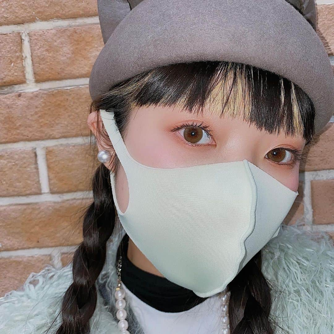 相羽瑠奈さんのインスタグラム写真 - (相羽瑠奈Instagram)「JINSから発売中の大人カラコン 👁 パッケージかわいすぎる！お皿に乗せて撮ってみた📚  まだ全部は試してないのだけど、今のところつけた中でお気に入りは 手前 (つけてる写真は2,3枚目) の DEEP BEIGE かな 🥯ナチュラルに盛れるの求めてたー！嬉しい。2枚目はアプリ使った自撮りで、3枚目はデジカメで撮った無加工！ほんとしてないみたい！けど自然に盛れる〜良い🥴  4枚目〜はそれぞれ持ってるの付けてるよ🤏☄️❄️  また他のもつけてみたら載せます 😉 @jins_1daycolor  #jins1daycolor #jins #カラコン #pr」1月24日 20時26分 - rone.runa