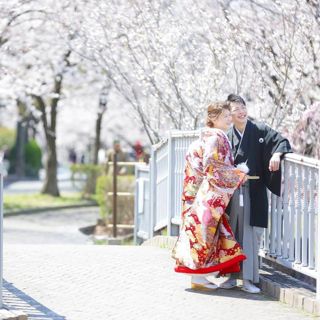 ドレスショップ ラヴォーガさんのインスタグラム写真 - (ドレスショップ ラヴォーガInstagram)「満開の桜といっしょに！🌸 桜の名所山崎川で おふたりの笑顔いっぱいのお写真が撮れました！  フォトウェディングも 春の時期のお問い合わせが 増えてきております！  お気軽にご相談ください♪ * * 🍀ドレスショップ　ラヴォーガ🍀 @wedding_la_voga * * * あなたのお気に入りの１着を 一緒に見つけませんか？ * ご自分だけの特別なオーダードレス・・・ ファーストドレスで 大切な１日をさらに特別な、嬉しい１日に♡ * 👗ファーストドレスってなに？ 📷フォトウェディングについて知りたい✨ ┈┈┈┈┈┈┈┈┈┈┈┈┈┈┈┈┈┈┈ ☆+:;;;;;;:+☆+:;;;;;;:+☆+:;;;;;;:+☆+:;;;;;;:+☆ あなたのお気に入りの1着が見つかる♪ LA VOGAのショップサイトへは プロフィールから♡→ @wedding_la_voga ☆+:;;;;;;:+☆+:;;;;;;:+☆+:;;;;;;:+☆+:;;;;;;:+☆ ┈┈┈┈┈┈┈┈┈┈┈┈┈┈┈┈┈┈┈ ⭐️@wedding_la_voga ドレス選びでお困りの際にはご相談ください❤️ * ＊あなたのご希望にぴったりのウェディングドレス👰 ＊テーマに合わせたカラードレス👗 ＊彼もおしゃれにタキシード✨ ＊特別感いっぱいの和装👘 ＊ブーケや髪型などコーディネートのご相談も💐 * ＊数多くのドレスの中から 　納得できるドレス選びができる・・・ 　チャペルで撮影できるフォトウェディングもご提案！ * ＊お得な特典やキャンペーンもございます🎁 ┈┈┈┈┈┈┈┈┈┈┈┈┈┈┈┈┈┈┈ 『こんなドレスが着たい！』 『なかなかぴったりのドレスが見つからない😢』 『自分にどんなドレスが似合うのかわからない😣』 .etc….  * ぜひお悩みをお聞かせください！ 熱い想いを持ったコーディネーターが ご希望にお応えします❗️ * 皆さまの結婚式が 大切な、特別な1日になりますように お手伝いさせていただきます✨ * ドレスショップ ラヴォーガ * ┈┈┈┈┈┈┈┈┈┈┈┈┈┈┈┈┈┈┈ #花嫁 #プレ花嫁  #東海花嫁  #名古屋花嫁 #名古屋プレ花嫁 #結婚式 #結婚式準備  #結婚式コーデ  #全国のプレ花嫁と繋がりたい  #日本中のプレ花嫁さんと繋がりたい  #プラコレ #ウェディングドレス #オーダードレス #ロケーションフォト #海外挙式 #ドレス選び #フォトウェディング #ウェディングフォト #前撮り #2021春婚#2021夏婚 #2021秋婚#2021冬婚 #桜ロケーション #季節感のある #桜前撮り #素敵な笑顔 #色打掛 #山崎川」1月24日 20時22分 - wedding_la_voga
