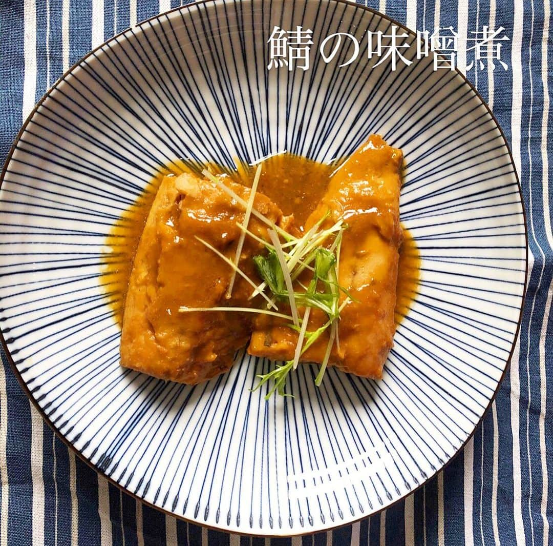 西尾春香のインスタグラム：「. 鯖の味噌煮🐟 . 材料 鯖、味噌、しょうが . 調味料 水200ミリぐらい 味噌3.４人前のお味噌汁ぐらい 砂糖大さじ2 醤油大さじ1 酒大さじ1 みりん大さじ1 . ①鯖を切ってフライパンにいれる 身の側面を下にする ②水と生姜を入れて沸騰させる ③調味料類をいれる ④おとしぶたをして煮る . 完成です🐟 作ってみてください〜🤤 . #和食 #料理 #ごはん #日本食 #魚料理 #サバの味噌煮 #鯖」