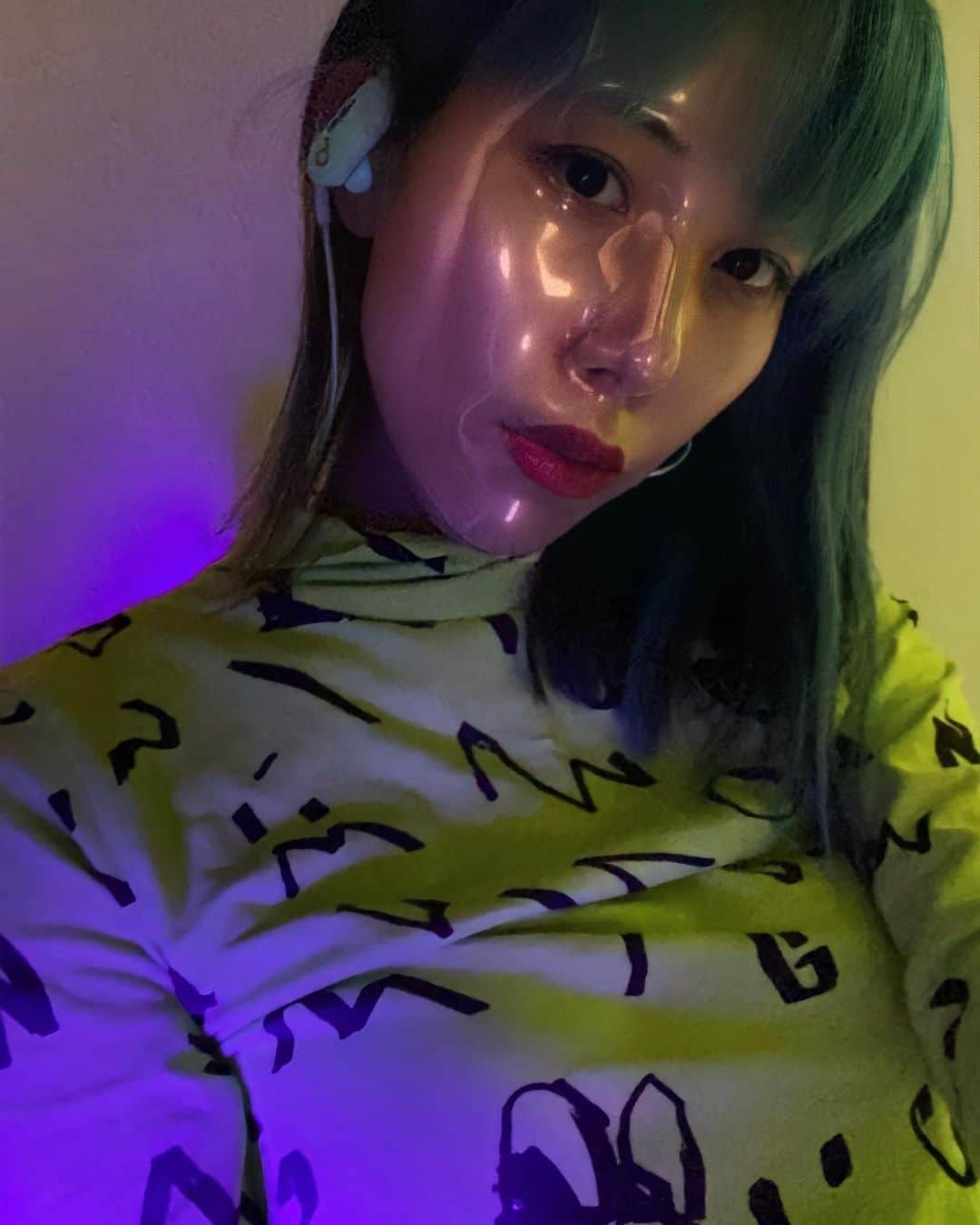 草野絵美さんのインスタグラム写真 - (草野絵美Instagram)「とぅるとぅる💫💚👀💚💫 #glowinthedark 🤳   👕 #lazyoaf  🎧 #ambush #beatsbydre」1月24日 20時25分 - emiksn