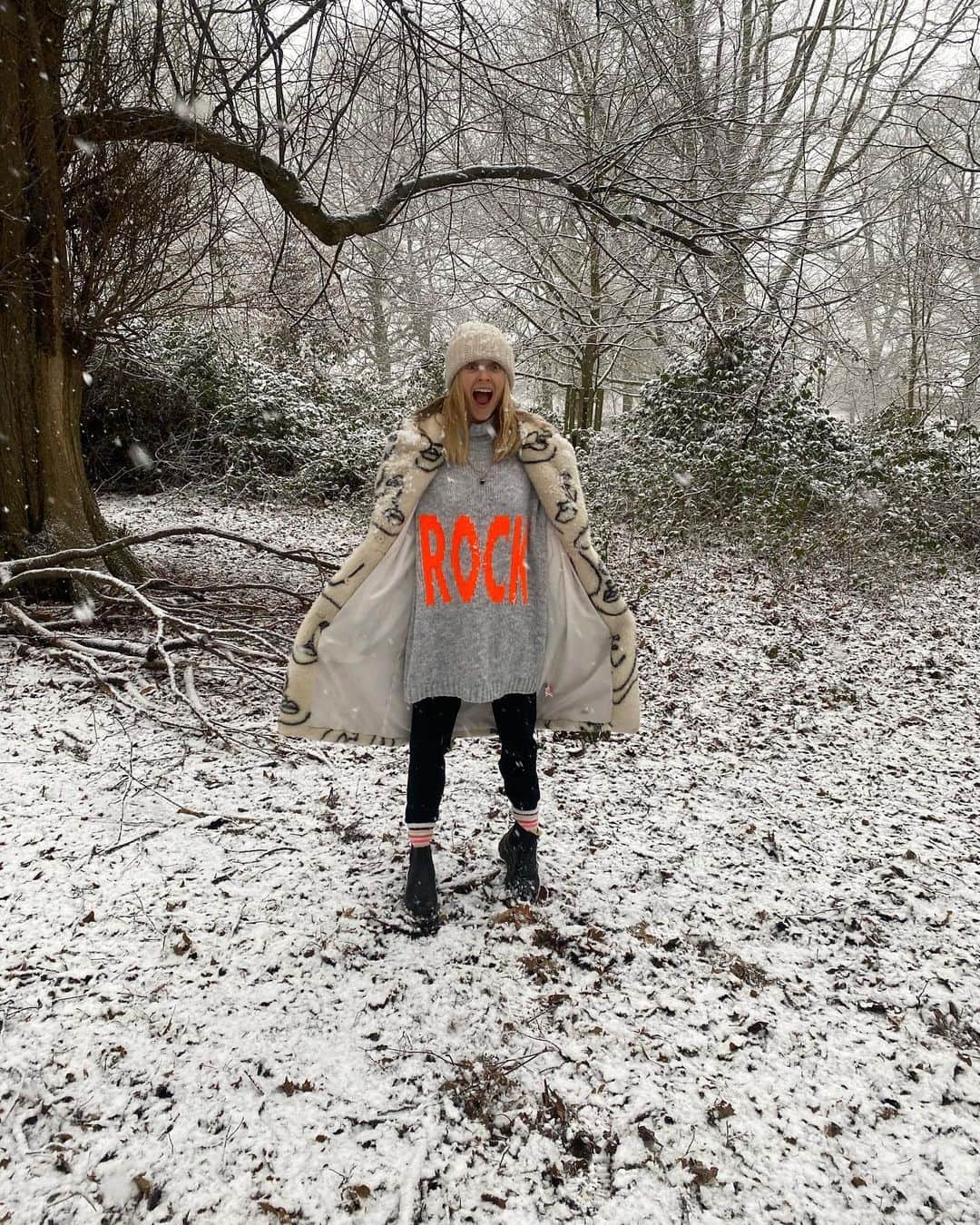 ファーン・コットンさんのインスタグラム写真 - (ファーン・コットンInstagram)「No home school and snow! I’ll take it! ❄️☃️」1月24日 20時25分 - fearnecotton