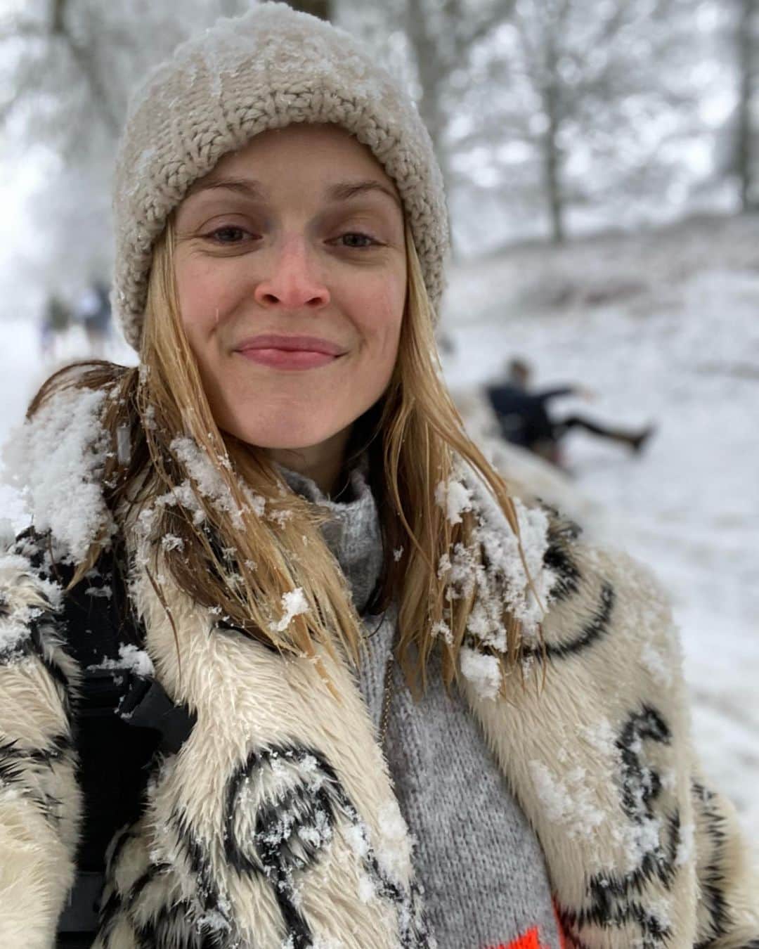 ファーン・コットンのインスタグラム：「No home school and snow! I’ll take it! ❄️☃️」