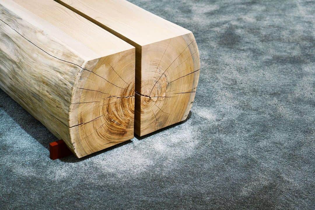 MYKITA SHOP TOKYOのインスタグラム：「Furniture in Shop Osaka - JIN KURAMOTO STUDIOによる、お客様が自由に座ってくつろぐことができるファーニチャーには欅の原木が用いられ、シンプルな空間にアクセントを与えています。  the interior features centrepiece furniture from Jin Kuramoto Studio. This seating and display area are made from a solid tree trunk and breaks up the minimalist space.   — #MYKITA #mykitashoposaka  #jinkuramoto  #jinkuramotostudio  #shopinterior」