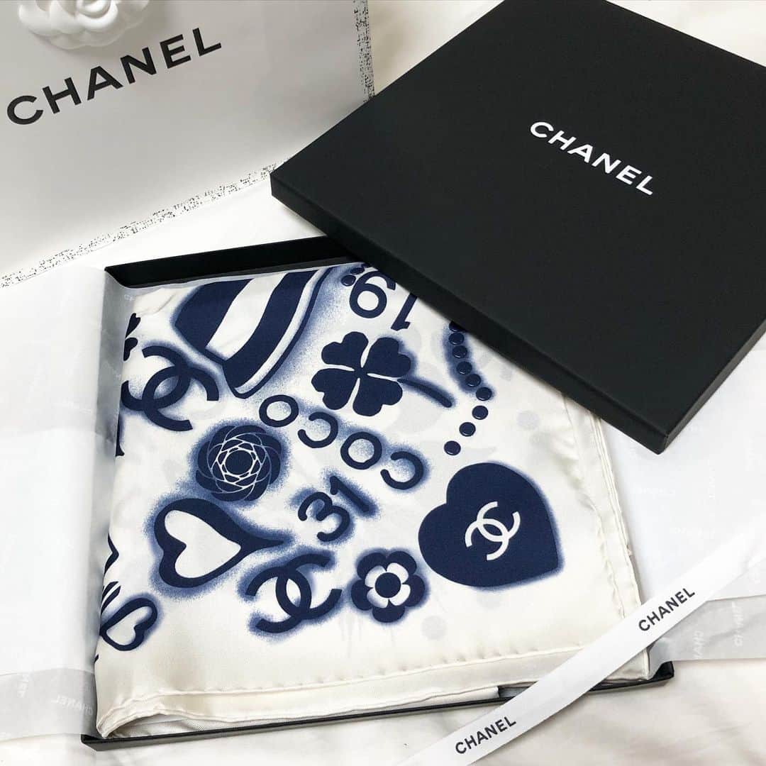 AYUMIのインスタグラム：「. ・ CHANELソルド目当てで行ったのに対象外のスカーフを😂❤️ ・ 普段あまり悩まないのにスカーフはめちゃくちゃ悩んだ💦 ・ バッグの中身の目隠しのために欲しかったんだけど首に巻いてみたら凄く可愛いかった💞 ・ ・ #chanel」