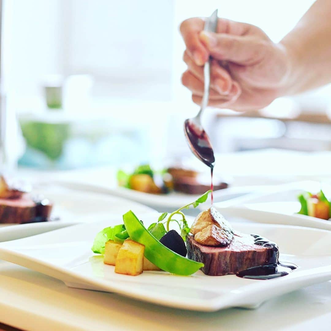 LAZOR_GARDEN_DININGさんのインスタグラム写真 - (LAZOR_GARDEN_DININGInstagram)「🍀ホームパーティープラン🍀 ご両家顔合わせ、結婚記念日をご自宅でお祝いしませんか。  ご予約詳細は公式HPをご覧ください https://www.styles.jp/lazorgarden-nagoya/homeparty  #LGDining#LazorGardenDining#instagood #名古屋#名駅#劇団四季#ライオンキング #lazorgardennagoya #ラソールガーデン名古屋  #テイクアウト #ケータリング #地産地消 #自宅飯#贅沢 #贅沢ランチ #贅沢な時間 #贅沢ディナー #ステイホーム #自宅飯最高」1月24日 20時28分 - lazor_garden_dining