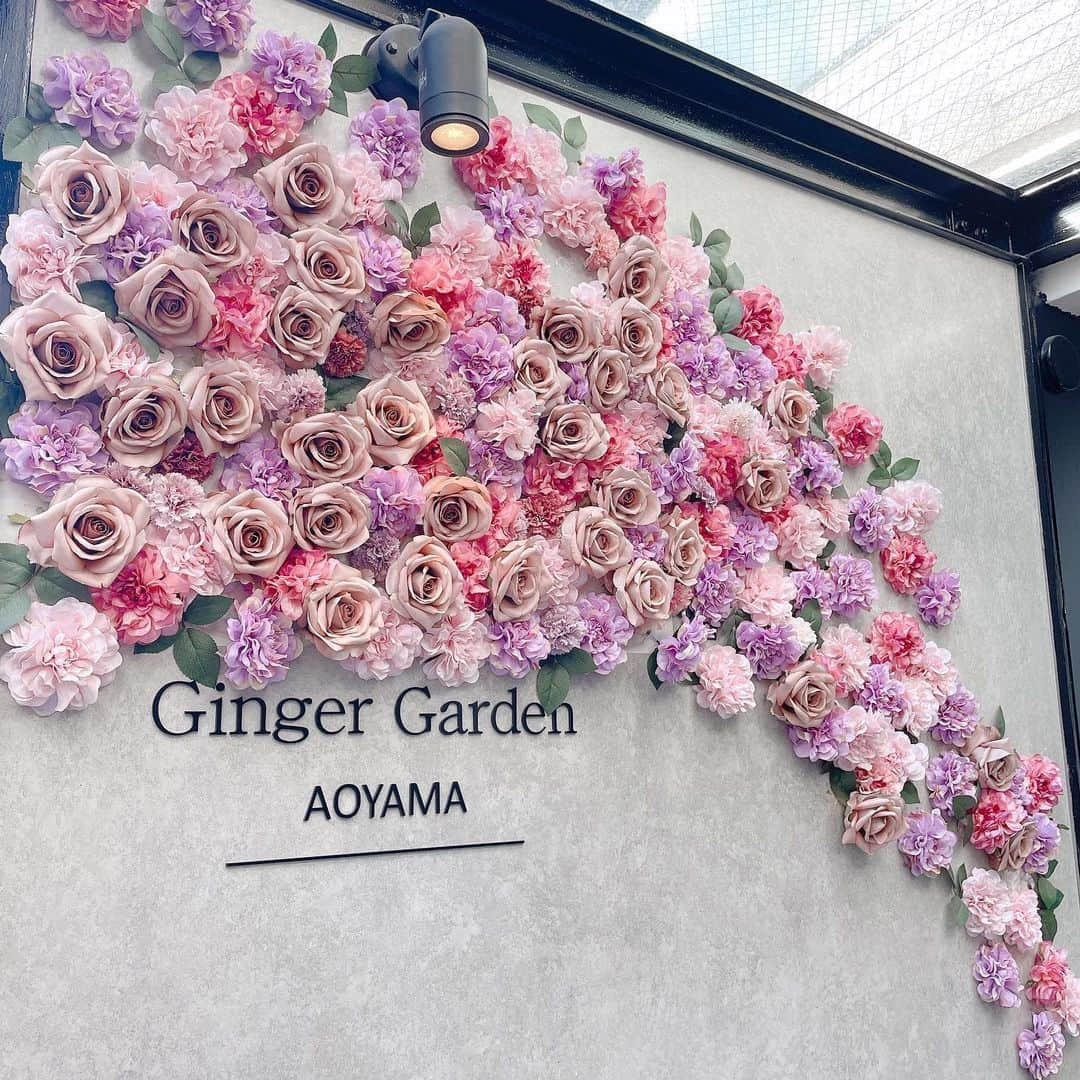 sakiさんのインスタグラム写真 - (sakiInstagram)「ティファニーで朝食を×Ginger garden AOYAMA . 最長3ヶ月待ちだったアフタヌーンティーも今月で終了🙏 間に合って良かった🥰🥰 . 店内もとにかく可愛くて女性客オンリー！笑 お誕生日のお祝いにもピッタリ🥂🎂 . 2月からもまた映える新しいアフタヌーンティーが始まるので目が離せない🙌 . . @gingergardenaoyama @tokyo_joshibu  #アフタヌーンティー #アフタヌーンティー巡り #アフタヌーンティー好きな人と繋がりたい #映えカフェ #映えスイーツ #映えスポット #映え写真 #スイーツ巡り #スイーツテロ #東京女子部 #東京カフェ #おしゃれカフェ #おしゃれカフェ東京 #カフェスタグラム #オズモール #ozmall #tokyo_joshibu」1月24日 20時29分 - saki_0806