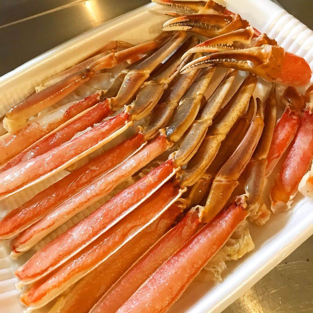 福田葉子のインスタグラム：「蟹🦀〜‼️ 毎年この時期に北陸に蟹旅に出かけるのが楽しみなのですが、今は無理。なのでふるさと納税で福井県敦賀市の生ずわい蟹定期便を。蟹刺し、蟹しゃぶで。あらかじめ剥いてあって食べやすい。甘ーい！幸せ。 #crab #yummy #foodie #蟹　#ずわい蟹　#蟹刺し　#蟹しゃぶ　#ふるさと納税　#北陸　#福井県　#敦賀市　#おいしい　#冬　#旅に出たい」