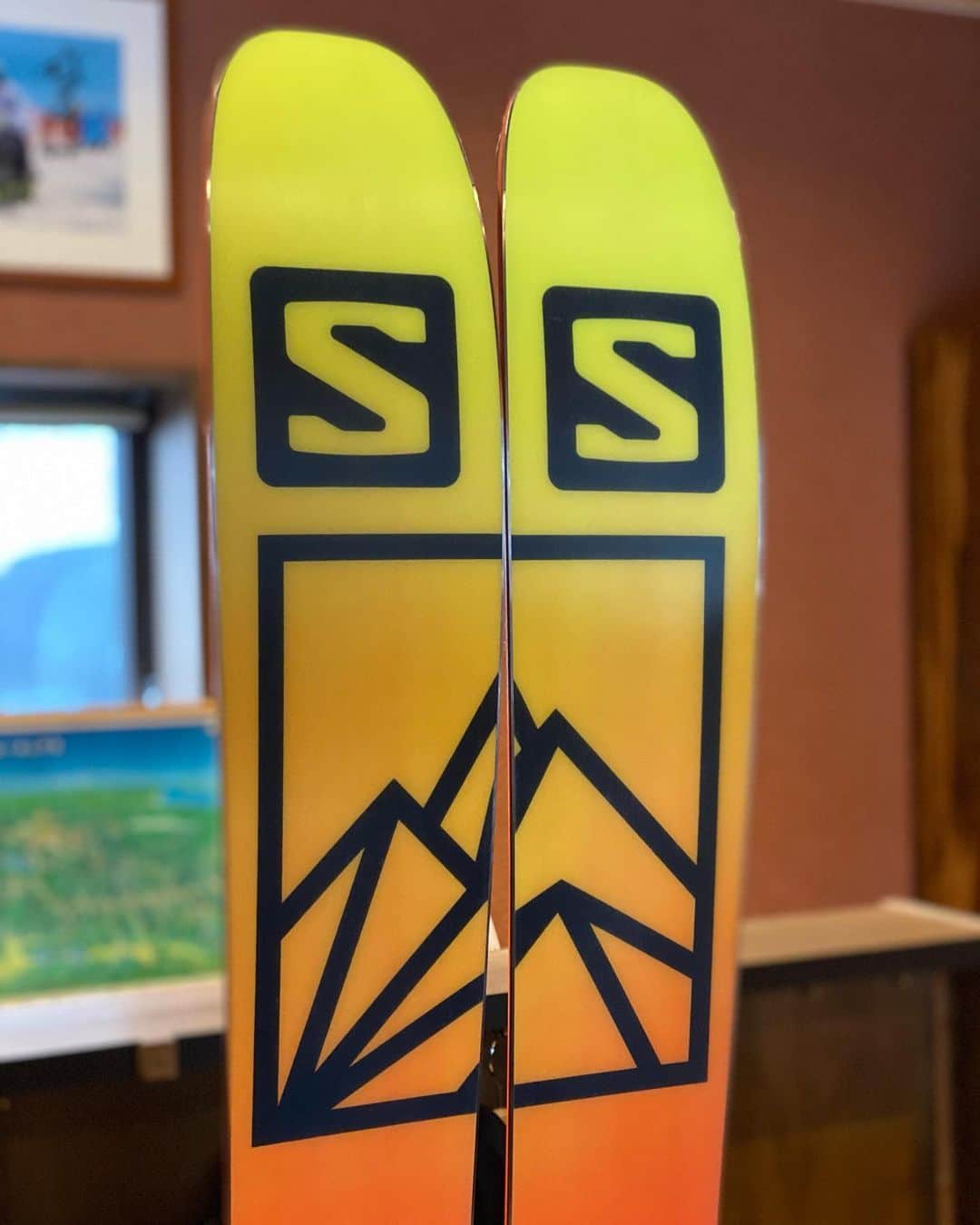 佐々木明のインスタグラム：「【New21/22】 SALOMON QST106  乗り味はYouTubeチャンネルにて  #やっていないですけど #ユーチューブ #だけど #やりたい気持ちはあります 安心してください #エッジ付いてます」