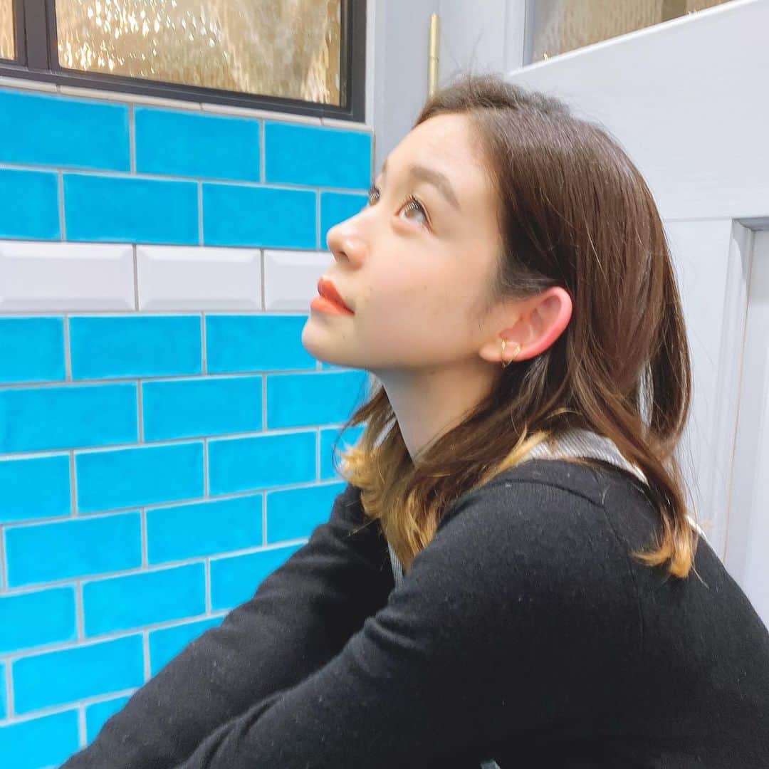 帆春のインスタグラム：「. サラサラになった髪と可愛いイヤーカフ。 . #newhair #haircolor #美容室 #sea #グラデーションカラー #ヘアカラー 💇🏻‍♀️ . #アクセサリー #イヤーカフ 👂🏻 #イヤリング #enelsia #可愛い 😍 #メイク #リップ #addiction #赤リップ  相変わらず耳は赤いですが🙈」