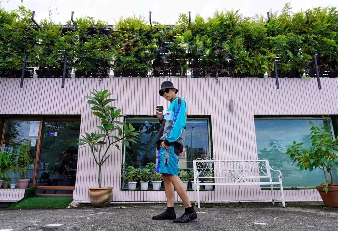デスモンド・タンのインスタグラム：「Feeling the LA vibes today 🎡 Strive to live a life that is not boring and full of adventure.   My new pair of Onitsuka Tiger Tai-Chi-Reb Sock MT is so lightweight.  So comfy and makes my walk weightless. Just like a 🧦  @onitsukatigerofficial @onitsukatigerSG  #onitsukatiger #onitsukatigerSG #TAICHIREBSOCK」