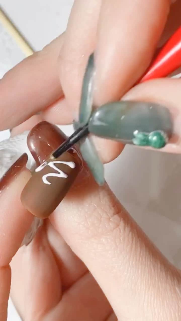 なかやまちえこのインスタグラム：「Make chocolate nails. ⠀ PREGEL・Betty gel・きまぐれキャット・PREANFA・PREXY商品は、⠀ ネイリストの方は↓ ⠀ プリモール @nail_premall ⠀ http://gelnailshop.com/ ⠀ ⠀ キャンディポケット @candypocket_official ⠀ http://www.beautysupport.jp/sm/script_main/shoptop.php ⠀ ⠀ セルフの方は↓ ⠀ ジョイアート @joyartofficial ⠀ http://joyart.biz/ ⠀ ⠀ にて購入頂けます☺️⠀⠀  ⠀ @pregelofficial @bettygel_official @prexyofficial @kimagure_cat_whim  #nail #nails #nailart #ネイル #美甲 #ネイルアート  #japanesenailart #manucure #japanesenails #manicurist #gelnails #أظافر #네일아트 #미용 #vẽmóng #ngườiđẹp  #เพ้นท์เล็บ #искусствоногтя #artedeuñas #เพ้นท์เล็บเจล #ジェルネイルデザイン #ネイルデザイン #senikuku #nagelkunst #valentinenails #バレンタインネイル #バレンタイン #valentine #チョコレートネイル #chocolatenails」