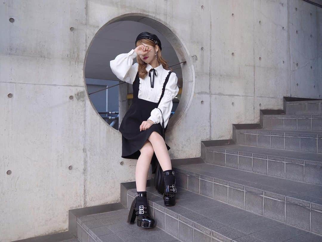 EATMEのインスタグラム：「1.24 update... #EATME #JANUARY #NEW #ITEM . TOP画面のURLからEATME WEB  STOREをCHECK▶︎▶︎▶︎ @eatme_japan . 🌹バイカラーレイヤードワンピース ¥13,000(＋tax) BLK.PNK.CLM ☑︎S/M ※1.26発売予定 . 🌹ベルトベレー帽 ¥4,500(＋tax) BLK ※発売中 . 🌹ベルテッドパンプス ¥13,000(＋tax) BLK.CRM.MIX ☑︎S/M/L ※発売中 . #EATME_COORDINATE #eatmejapan #イートミー」