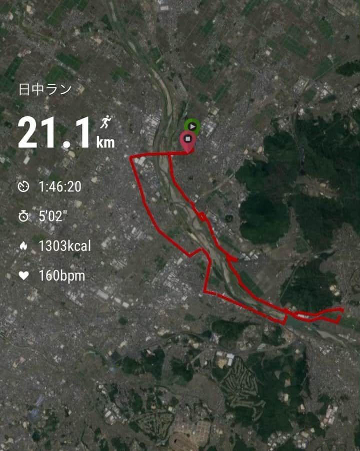 takegaeruのインスタグラム：「しとしと雨の中、1人ハーフマラソン走ってきました 昨年最後に参加したマラソン大会、高槻シティハーフからとうとう1年、今年はオンラインで参加です 今年も淡々と走ります🏃‍♂️ #高槻シティーハーフマラソンオンライン  #マラソン #マラソン大会」