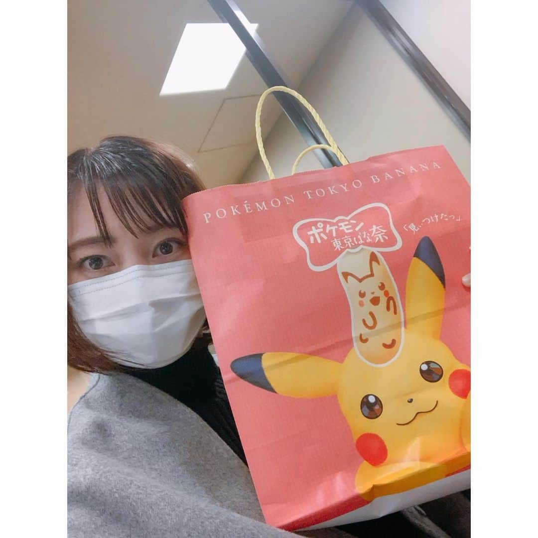 飯田圭織さんのインスタグラム写真 - (飯田圭織Instagram)「こんばんは🌇長丁場なお仕事終わりました✨子供達はパパと眠ってくれたかな😌✨明日のおやつのお土産もゲット出来たのでとっても喜んでくれると思います✨可愛いポケモン東京バナナ🍌🍌では今日もお疲れ様でした😌 #こんばんは #長丁場 #お疲れ様でした  #子供達 #お土産 #ポケモン #東京ばな奈」1月24日 20時37分 - iidakaori.official