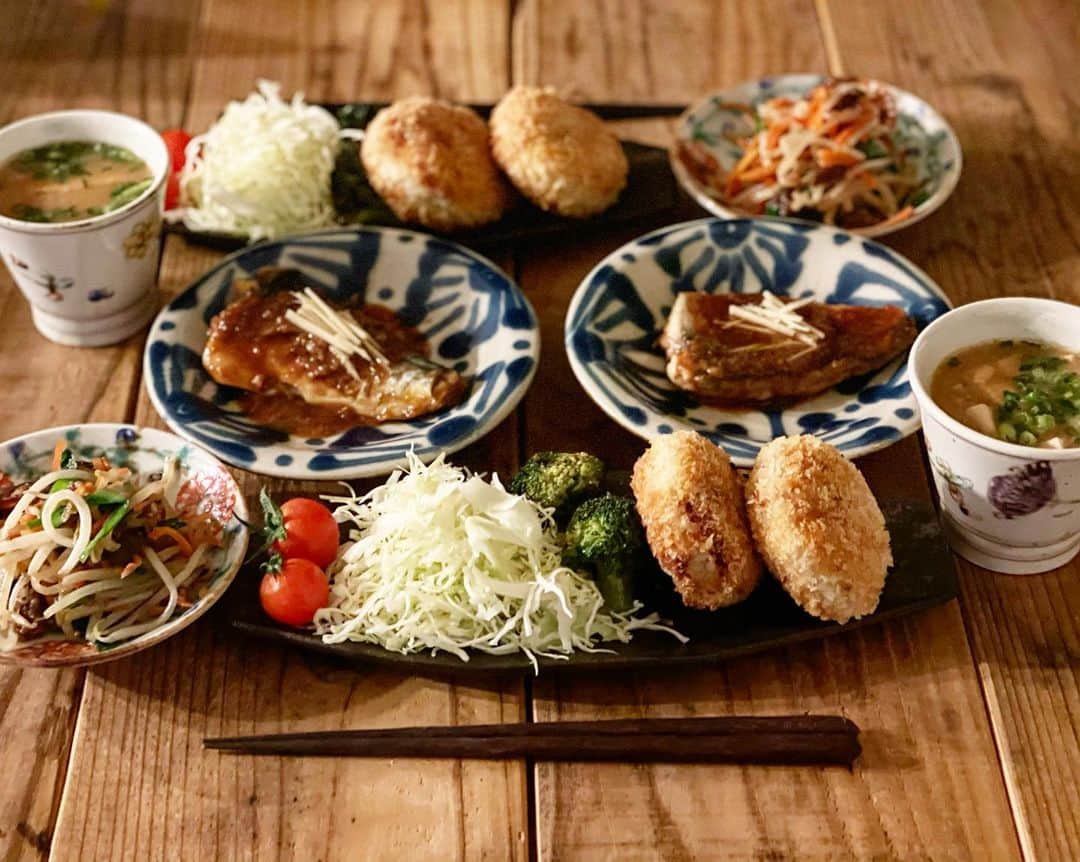 Atsukoのインスタグラム：「今日の晩ご飯 2021.01.24  鯖の味噌煮 おからコロッケ ブロッコリーペペロン 野菜炒め あ豆腐と揚げの味噌汁  おからリメイクコロッケで晩ご飯。 今回はおからの残りと、里芋を煮た時のそぼろがあったので、じゃがいもをレンチンしてふかし、全部混ぜてコロッケに。 ソース不要でも美味しいので、お弁当にも！おからの蒟蒻は個人的に冷凍するの固くなって嫌なので、コロッケ作る前によけてます。🤣🤣 よけた蒟蒻はそのまま食べちゃうスタイル👍カロリーもないしねぇ。 コロッケは冷凍もできますよ😋 ちなみに鯖の味噌煮も冷凍できます。 このままジップロックにいれて冷凍。 時間の無い時に解凍したらすぐたべられるのはうれしいですよね✨✨」
