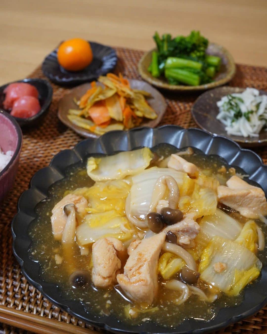 坂元美香さんのインスタグラム写真 - (坂元美香Instagram)「今日のおうちごはんは、  #鶏胸肉と白菜のトロトロ煮 #塩きんぴら #菜の花の辛子和え  #大根と大葉の浅漬け #かねふくの明太子 #金柑  私も息子もムネ肉の食感が苦手😅 でも時には相方のダイエットに つき合います📣  ちなみに、わたしは牛蒡が大好きです。 牛蒡を噛んだ時の香りに癒されてます。 今日は塩きんぴらにして、 より香りを感じられるようにしました🥰  #坂元ごはん #坂元家の晩ご飯 #おうちごはん #きんぴらごぼう #きんぴら」1月24日 20時40分 - mika_saka