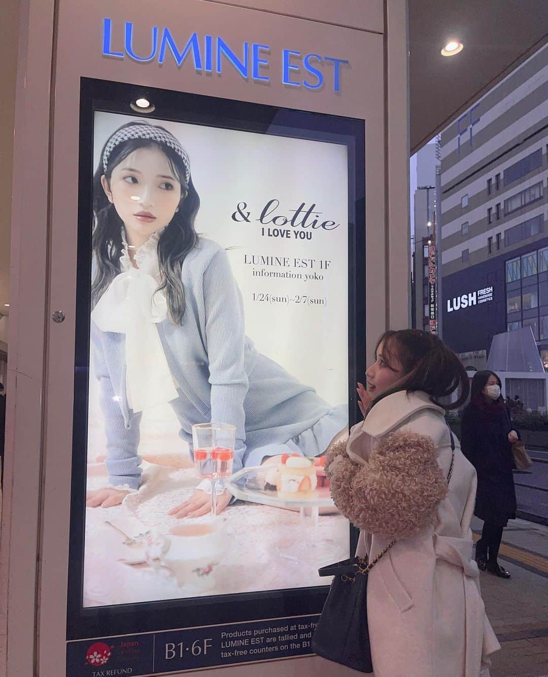 南りほのインスタグラム：「撮影終わりにこっそりマネージャーさんと見に行ってきた😂🤍 これは柱の方のビジョンだよ🤎大きいビジョンのムービーも見れた💗 写真撮る時だけマスク外してます😷」