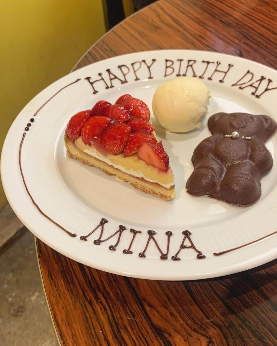 mina hinokuchiさんのインスタグラム写真 - (mina hinokuchiInstagram)「. 大好きな２人と。  デザート頼んだら、 こんな可愛いプレートが🎂  毎回プレゼントと一緒にくれる手紙がとっても嬉しい。 いつもありがとう♡  ロータスはケーキも美味しいけど 定食やランチも美味しくて、ご飯だけサクッとご飯食べる時にも良く行きます♪ この日は、サラダとうなぎゴハンをみんなでシェア🍴  #mina_ゴハンキロク #ロータス　#lotus #表参道　#表参道カフェ」1月24日 20時41分 - miiinah