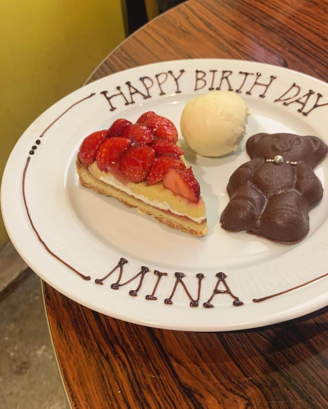 mina hinokuchiのインスタグラム：「. 大好きな２人と。  デザート頼んだら、 こんな可愛いプレートが🎂  毎回プレゼントと一緒にくれる手紙がとっても嬉しい。 いつもありがとう♡  ロータスはケーキも美味しいけど 定食やランチも美味しくて、ご飯だけサクッとご飯食べる時にも良く行きます♪ この日は、サラダとうなぎゴハンをみんなでシェア🍴  #mina_ゴハンキロク #ロータス　#lotus #表参道　#表参道カフェ」