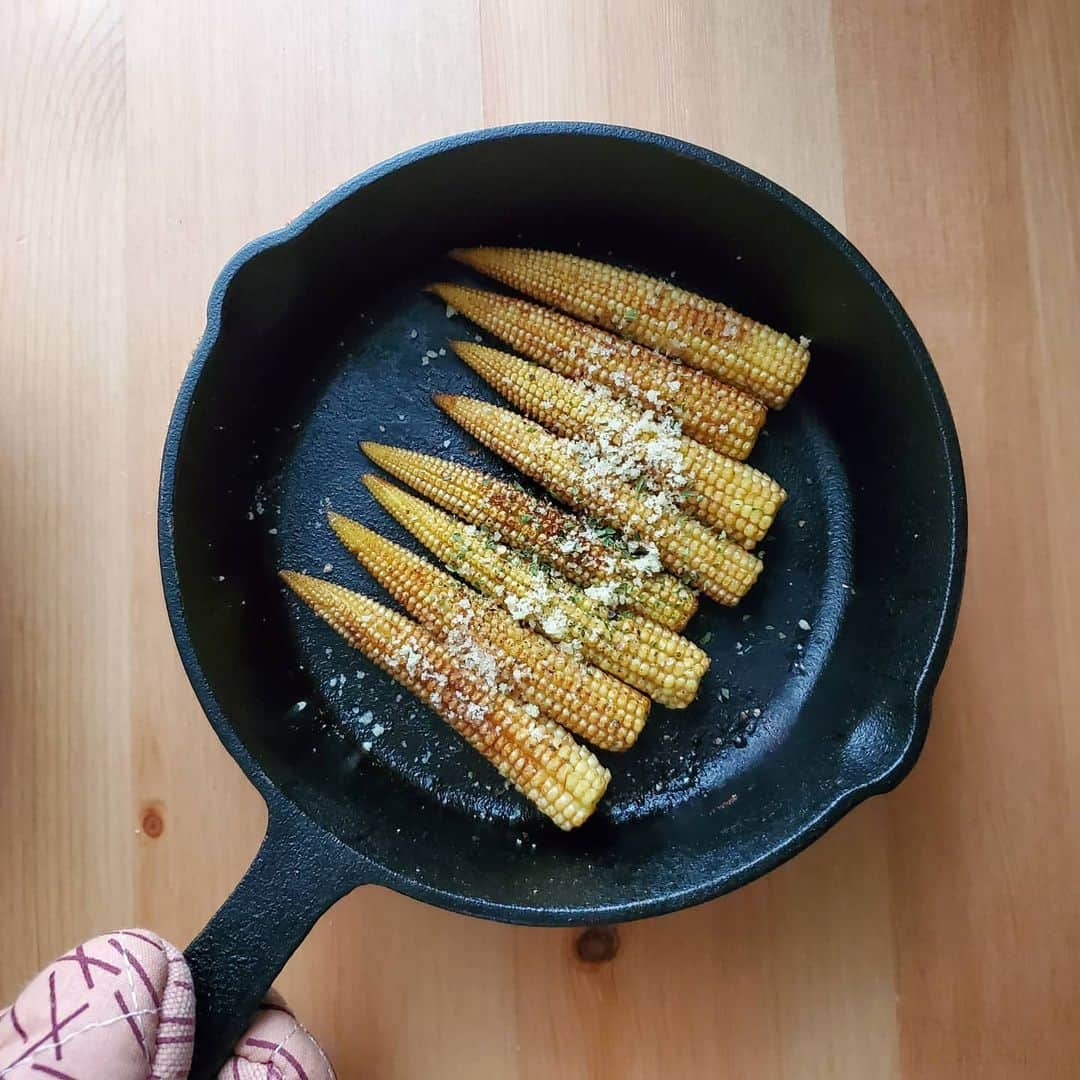 小谷津友里さんのインスタグラム写真 - (小谷津友里Instagram)「ヤングコーンのバター醤油焼き🌽  とうもろこしとバター醤油は 言わずもがな間違いない組み合わせ😘💛  粉チーズとパセリをかけて いただきます🍴🙏  #スキレット料理 #ヤングコーン #スキレット #スキレットレシピ #こやゆりフード #チーズ #パセリ #パター #バター醤油 #おうち飲み #おうちごはんlover #おうちキャンプ #キャンプ飯 #おうちキャンプ飯 #野菜好き #チーズ好き  #粉チーズ #おうちごはん #簡単ごはん #簡単おつまみ #簡単レシピ」1月24日 20時43分 - yurikoyatsu