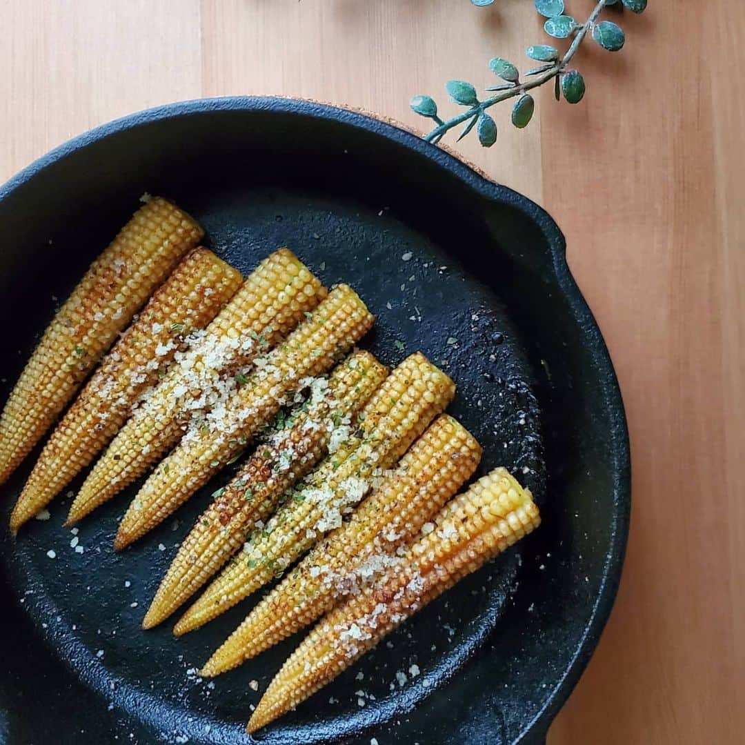 小谷津友里さんのインスタグラム写真 - (小谷津友里Instagram)「ヤングコーンのバター醤油焼き🌽  とうもろこしとバター醤油は 言わずもがな間違いない組み合わせ😘💛  粉チーズとパセリをかけて いただきます🍴🙏  #スキレット料理 #ヤングコーン #スキレット #スキレットレシピ #こやゆりフード #チーズ #パセリ #パター #バター醤油 #おうち飲み #おうちごはんlover #おうちキャンプ #キャンプ飯 #おうちキャンプ飯 #野菜好き #チーズ好き  #粉チーズ #おうちごはん #簡単ごはん #簡単おつまみ #簡単レシピ」1月24日 20時43分 - yurikoyatsu