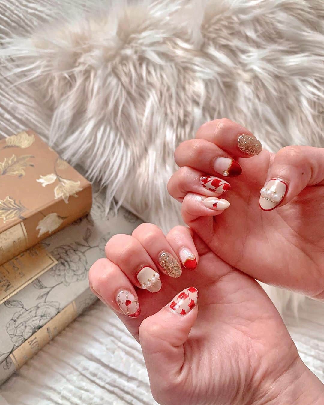 NakamuraYukiのインスタグラム：「❤️new nail❤️﻿ ﻿ バレンタインが近いので今回は﻿ 意識して赤ベースで可愛いのに💌﻿ ﻿ 病棟ナースをしていた時、﻿ 看護学生だった時からずっとずっと﻿ 羨ましかったネイル🥺🥺🥺﻿ ﻿ こうして楽しめる時が来るなんて﻿ 本当に嬉しいんですよね。。﻿ ﻿ あと看護学生の時とにかく髪の毛を﻿ 明るくしたくて仕方がなかった…🥲﻿ いつも先生と戦っていました(笑)﻿ ﻿ 美容ナースは容姿の装飾に関して﻿ 自由がきくところが多いのも﻿ 魅力の一つですよね🤫﻿ ﻿ ﻿ 転職に関してのメッセージ、、﻿ いつも遅くなりすみません🙇🏼‍♀️  #ネイルデザイン #ネイル #バレンタインネイル#ジェルネイル#ジェルネイルデザイン#ハートネイル #赤ネイル#レッドネイル#バレンタイン#valentinenails #naildesign #美容ナース　#美容看護師#美容クリニック#看護師転職#看護師　#看護学生#看護師あるある　#yukis_nail」