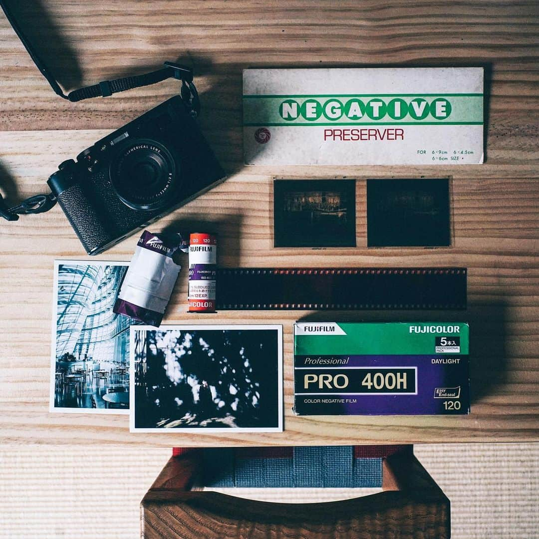 Naokoのインスタグラム：「new friend.. FUJIFILM X100V @fujifilmjp_x  * ライフスタイルの変化に合わせて 新しくカメラをお迎えしました！  こんなに完璧なコンデジがあるとは、、  コンデジなのにAPS-Cセンサー 23mm(フルサイズ35mm)単焦点固定 開放F値2 レンズ込みで470g (いつも使っているのは1100g笑) 8枚レンズ フラッシュ付き(詳細設定もすごい、、) NDフィルター内蔵 EVF/OVFで感覚的に使い分けられる …etc  考えてみると私のカメラ遍歴は  RICOH Canon Nikon Hasselblad Leica Sony  と楽しんできたけれど富士フィルムは今回が初めて。  カメラとの相性ってあると思うんだけど 二日間使ってみてこんなにしっくりくるのは ハッセル・ライカとの出会いのよう。  コンデジなのに設定へのアクションが私には本当にしやすい！！  f値変更はデリケートだから手動でしたい派なのも このカメラでは叶う。 よくあるコンデジでボタンをクルクルいじって 変更するのが凄く嫌いで、、。  大好きなフジのフィルムも生産終了が続き 娘との生活の中でフィルムカメラを持ち出す 機会もなくなりつつある中 フジ独特の風合いをデジタルで撮ることができる。 富士フィルム社の熱い想いみたいなのが使い始めて感じられた。  フィルムライクな詳細設定やグレイン(粒子)濃度設定もできる。  仕事以外では日常の写真をパソコンに取り込んでエディットする余裕のない日々に新風が吹き込んできた感じ。  1枚目以降は撮って出しです。 撮って選んで電源切るとiPhoneに勝手にワイヤレス転送もしてくれサクサク写真と触れられる環境を作り出してくれる製品作りにも感動してしまった、、。  しばらくiPhoneに頼らず手元に置いて日々を切り取ります😉❤️  やはり私はカメラ自体も好きみたいです😆」