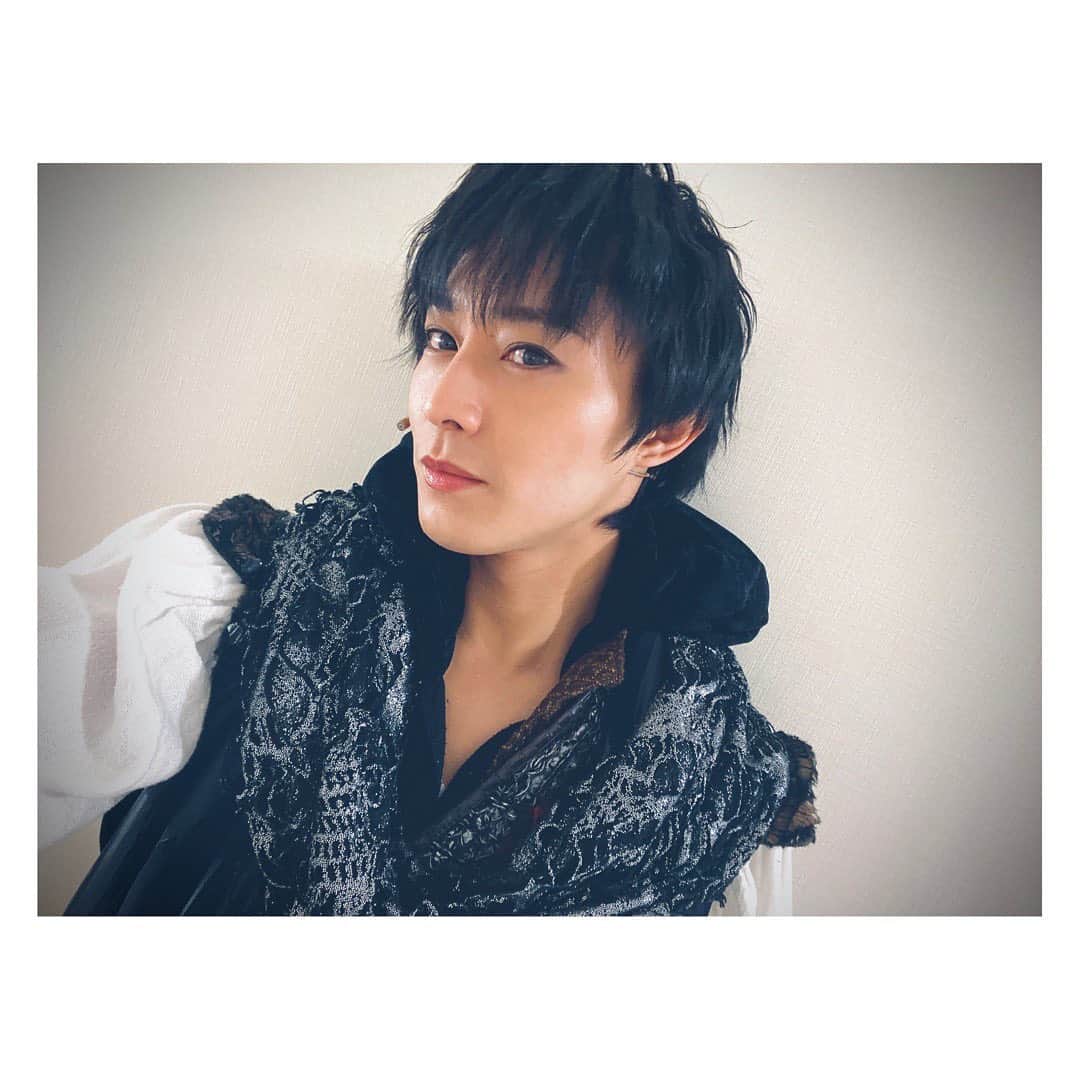 猪野広樹のインスタグラム：「舞台　GHOST WRITER 大阪公演終了致しました。　　ご乗船いただいた皆さまありがとうございました。　  この状況下の中、一先ず大阪公演を終えられてホッとしています。　そして、劇場へ行くという判断も決して簡単なものではないと思います。　それでも皆様の姿が舞台上から見えると嬉しくて嬉しくてたまらない！  皆様のおかげで演劇が打ててます。　立ててます。　感謝を忘れずに。  あぁこのメンバーでしかできない最高の面白いものが作れた！　 ディスグーニー最高です。　東京千秋楽には配信もあるので是非…！」