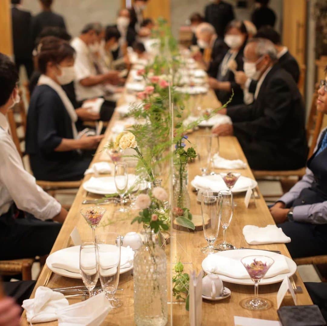 Ruban Weddingさんのインスタグラム写真 - (Ruban WeddingInstagram)「Rubanの披露宴会場は最大96名様までご着席いただける会場です。﻿ 天井に施されている1万本以上のドライフラワーは、ゲストの皆さまに必ず驚いていただけるインパクト抜群な空間です。﻿ ﻿ 他の式場ではあまり見かけない長い長方形のゲストテーブルは、6名以上の大人数グループでもテーブルを分ける必要がなく、とても好評です。﻿ ﻿ コロナウイルス対策として、対面のアクリル板の設置が可能となっており、50名様以下のご結婚式をお考えの方は、1人ずつの席間隔を通常の倍お取りいただけます。﻿ ﻿ 安全に楽しく結婚式という特別な1日を過ごしていただくために、それぞれのお客様に合ったご提案をさせていただきます。﻿ ﻿ 新型コロナウイルスという言葉を聞くようになって丸1年。﻿ 収束をただただ願うだけでなく、こんなご時世だからこそできる結婚式を一緒につくりあげていきたいと私たちは考えています。﻿ ﻿ 「結婚式は挙げたいけれど、不安が大きい、、、」﻿ という方も、ぜひ1度お気軽にお越しくださいませ◎﻿ ﻿ ﻿ -------------------------------------------﻿ ﻿ ﻿ 見学のご予約はWEBサイトorお電話にて🌿﻿ 📞087-873-2292﻿ DMからのご質問もお受けしております！﻿ ﻿ お気軽にご相談下さいませ！ ﻿ 結婚式場 Ruban-リュバン-﻿ ﻿ 定休日：毎週火曜、水曜（祝日を除く）﻿ 営業時間：10:00〜19:00﻿ ﻿ -------------------------------------------﻿ ﻿ ﻿ #rubanwedding#ruban#リュバン#アンティーク#ガーデンウェディング #プレ花嫁#香川県のプレ花嫁さんと繋がりたい#香川県の卒花嫁さんと繋がりたい#日本中の卒花嫁さんと繋がりたい #日本中のプレ花嫁さんと繋がりたい #花嫁会#花嫁diy#ウェディング#結婚式場#weddingnews #高松結婚式場#chainonwedding #marry#marry花嫁#香川#香川県#高松#高松市#フォトウェディング#香川花嫁#高松花嫁」1月24日 20時45分 - rubanwedding