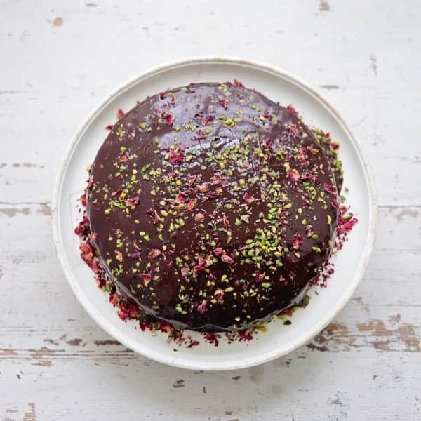 ナイジェラ・ローソンさんのインスタグラム写真 - (ナイジェラ・ローソンInstagram)「#RecipeOfTheDay is my Dark and Sumptuous Chocolate Cake. It’s #vegan but - I say this with respect - you’d never know! By the way, I give alternatives to the coconut oil and coconut butter in the intro to the recipe. And if you’re not vegan, obviously you can use regular butter. However you make it, it’s glorious. .  And to get the recipe, either go to nigella.com or click on link in bio. What I mean by this, is that you tap on my name, which will take you to a page that has a link on it that says www.nigella.com/instagram. When you click on this link, it will take you to a page of photographs: click on the photograph you have want the recipe of and you will be taken to it! . Photograph by @nordljus  #simplynigella #veganuary #chocolate #chocolatecake」1月24日 20時46分 - nigellalawson