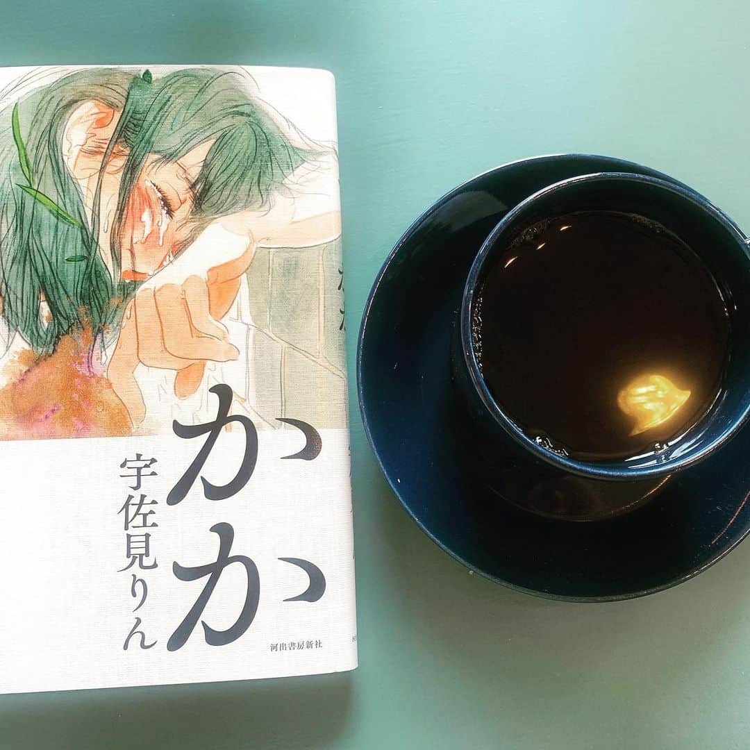 内山絵里加さんのインスタグラム写真 - (内山絵里加Instagram)「・ ・ 『かか』をかか（母）の前で読んでいた日曜日。笑 なんだかふしぎ。 沼津市出身の宇佐見りんさんが 芥川賞を獲ったということでさっそく 彼女の処女作を..📖 ・ 私の珈琲好きは、かか譲り。 陶器も好きですが イッタラなどの北欧食器も大好きで集めています🫐 ・ 月末入荷予定の 推し、燃ゆをたのしみに..。 ・ #おだんごヘアー #ぼさぼさ #祖母が変わった髪型だやあと笑ってました #雨の休日 #ゆるゆる日曜日  #母にお願いすると連写になるあるある #なぜどうして #宇佐見りん #かか #推し燃ゆ #芥川賞 #三島由紀夫賞 #かか弁 #北欧食器好き #北欧 #イッタラ #ittala」1月24日 20時45分 - erika.uchiyama1129