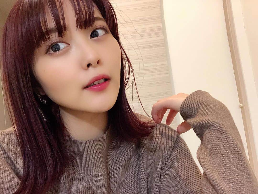 比良祐里のインスタグラム：「今年初美容院💇🏻‍♀️💓 . 今回はバイオレット？パープル？寄りの赤味カラーにしてもらいました✨動画の方が色味分かるなぁ🤔🧡 . めちゃ可愛い色😙 @nori_0812 さんありがとうございました＼(　´ω`　)／✨ . #バイオレットカラー #パープルカラー  #ブルベ冬」