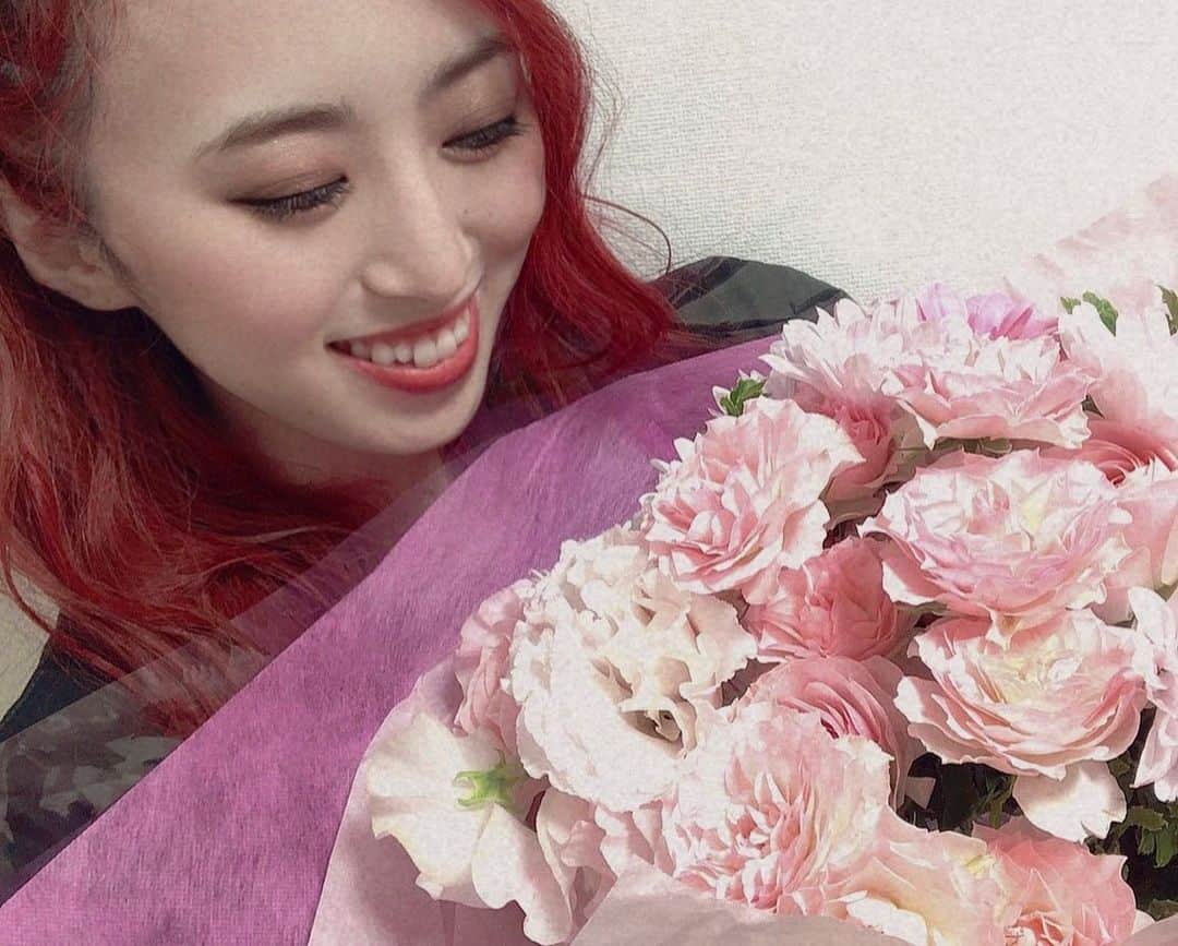 YUKINAさんのインスタグラム写真 - (YUKINAInstagram)「💌🍓💌💋💌﻿ ﻿ ﻿ 昨日のFINAL LIVEで﻿ 読んだ手紙を公開させて頂きます✨﻿ ﻿ 私の気持ち,みんなに届けっ🤸🏼💫﻿ ﻿ ーーーーーーーーーーーーーーーーーー﻿ ﻿ 大好きな皆様へ﻿ ﻿ 背番号342番,Performer YUKINAは﻿ 今日このFINAL LIVEを最後にBsGirlsを卒業します。﻿ ﻿ 4年分の想いを伝えるには﻿ この手紙では書ききれないくらいで溢れているのですが,この日のために素直な気持ちをそのまま手紙に込めて書いてきたので受け取ってください。﻿ ﻿ 2017年。﻿ BsGirlsのメンバーの一員になり,背番号342番を背負って,生活と環境がガラッと大きく変わりました。﻿ ﻿ 右も左も分からず,ダンスを習ったこともなかった私は基礎的なステップの名前すら知らず,全く未知のスタートでした。﻿ ﻿ 初めは新しい挑戦,新しい世界にドキドキわくわく期待に胸を膨らませていましたが,それもレッスンを受ければ受けるほど不安と焦りが大きくなり,改めて新しい環境での自分の責任を実感しました。﻿ ﻿ 幼い頃から長い間習っていたバトントワリングで身につけた基礎は全く使えず,１から新たな基礎を身体に叩き込むのは思った以上に大変で﻿ ﻿ なかなか思うようにできず,悔しくて自分の特技でさえ自信を失いそうになった時期もあります。﻿ ﻿ 緊張と不安でいっぱいでしたが発表された瞬間から,たくさんの暖かい歓迎の言葉や優しいメッセージを頂き,すごく嬉しかったし心を支えられました。﻿ ﻿ 球場で皆さんに会えること﻿ 大好きなBuffaloesを一緒に応援できること﻿ 毎日が楽しくて毎日すごく幸せでした！﻿ ﻿ 嬉しいことも悲しいことも﻿ 楽しいことも悔しいことも﻿ 全部を皆さんと一緒に感じ,過ごした球場やBsStageは私にとって,思い出がたくさん詰まった特別な場所です。﻿ ﻿ 気づけば４年目。2020年。﻿ この１年は今まで以上に"まさか"の１年でした。﻿ ﻿ 当たり前だった常識が変わり,なにもかもが今まで通りにはならなかったけど,だからこそ。﻿ ﻿ 今までできなかった事ができたり,気づかなかったことに気づいたり,たくさん学んだり得ることもできた１年でした。﻿ ﻿ メンバーとも会えない状況が続いたり﻿ 大好きなファンの皆さんと会って,直接お話したりできなかったのは本当に寂しくてもどかしくて辛かったけど﻿ ﻿ この１年は,会えない分SNSを通して﻿ 毎日コメントやDMなどを送ってくださったり﻿ ﻿ "どんな時も繋がってる"﻿ "ひとりじゃない"ことをより感じることができた１年でもあります。﻿ ﻿ 大変な１年だったけど,BsGirls2020。このメンバーだからこそ乗り越えることができたと思うし,皆さんがどんな時でも応援して,待っててくださるから今日もこうして無事,迎えることができたと思っています。﻿ ﻿ BsGirlsとして活動させて頂き４年間。﻿ 先輩や後輩,たくさんのメンバーやファンの皆様,同じ夢に向かって共に突き進むたくさんの仲間に出会うことができました。﻿ ﻿ どんな時も,皆さんのエールがいつもYUKINAのエネルギーやパワーの源になり,SNSなどで毎日くださるメッセージや暖かい言葉の数々にたくさん支えられ, 表現しきれないほど感謝の気持ちでいっぱいです。﻿ ﻿ 皆さんからの愛を感じ,﻿ 改めてYUKINAの居場所を感じました。﻿ ﻿ 本当にありがとうございます。﻿ ﻿ 嬉しい事。楽しい事。辛い事。大変な事も﻿ 全部含めてYUKINAとして過ごした４年間は思い出の詰まった掛け替えのない宝物です。﻿ ﻿ 関係者の皆様,スタッフさん,マネージャーさん。﻿ たくさんお世話になり,４年間たくさん支えて頂き本当にありがとうございました。﻿ ﻿ 大好きなメンバーへ。﻿ いつも優しく引っ張ってくれた先輩たちは,頼もしくてすごく心強かったです。﻿ 同期メンバーは,全員先に卒業したけど今でも支えてくれる心強い味方です。﻿ 慕ってくれる後輩たちは,ほんとに可愛くて。後輩たちから学ぶこともたくさんありました。﻿ 個性豊かなBsGirlsメンバー,みんな大好きです。﻿ ﻿ 卒業してもずっとオリ姫で,ずっとBuffaloesとBsGirlsが大好きです。これからもたくさんの方から愛されるBsGirlsとして活動頑張ってください。﻿ ﻿ 私たちは,一生BsGirls Familyです。﻿ ﻿ 最後に。この場を借りて伝えさせてください。﻿ ４年間陰ながらも大きく支えてくれた両親に感謝の気持ちを伝えたいです。﻿ ﻿ いつも私の夢や目標には反対せず,どんな時も全力で応援しサポートしてくれる大好きな両親。﻿ ﻿ 『YUKINAが好きなことをして輝いている姿を見るのが生き甲斐で１番の親孝行』だと言って,陰ながらもいつも支えてくれていました。﻿ ﻿ パパ。ママ。本当にありがとう。﻿ BsGirlsを卒業しても,まだまだたくさん親孝行させてください。﻿ ﻿ 改めまして。﻿ ４年間。たくさんの応援,たくさんの愛と幸せを本当にありがとうございました。﻿ ﻿ またいつか皆さんと笑顔で会える日まで...﻿ ﻿ Happiness to you..」1月24日 20時47分 - yukina_bsgirls_342
